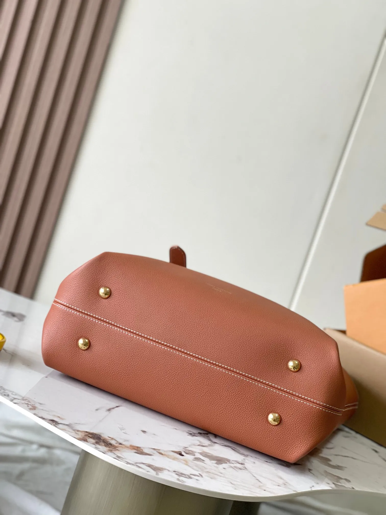 p3000 [Special grade MB chip version original leather] This medium-sized Low Key Cabas handbag is made of soft grained cow leather wrapped with suede leather lining, creating a gorgeous style with ingenuity. Model: M25342 brown dynamic chip version Material: Grade A all-steel hardware, imported original fabric Packaging: full set of original factory duty-free MB packaging Size: 47*30*14cM