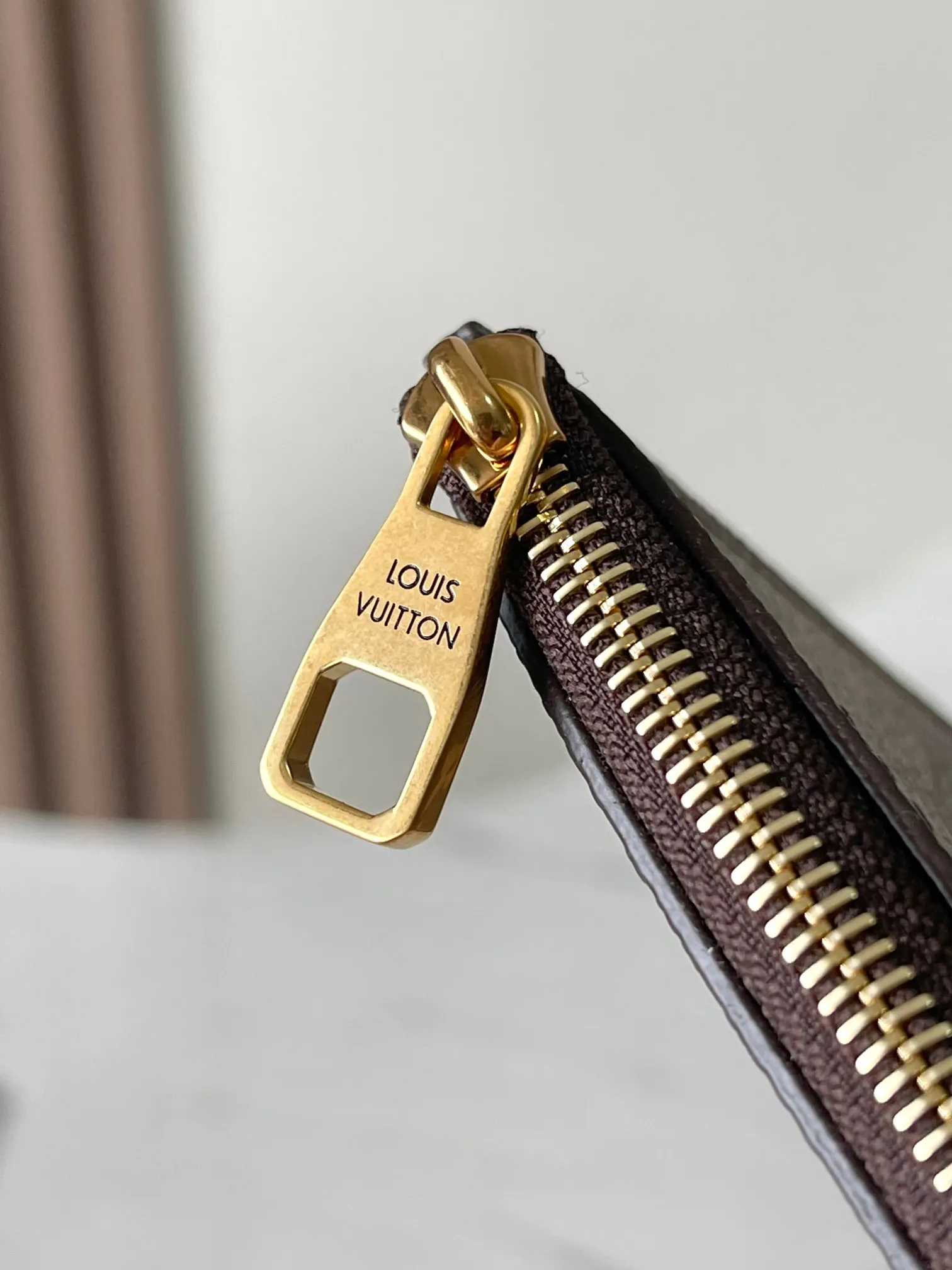 p3000 [Special grade MB chip version original leather] This medium-sized Low Key Cabas handbag is made of soft grained cow leather wrapped with suede leather lining, creating a gorgeous style with ingenuity. Model: M25342 brown dynamic chip version Material: Grade A all-steel hardware, imported original fabric Packaging: full set of original factory duty-free MB packaging Size: 47*30*14cM