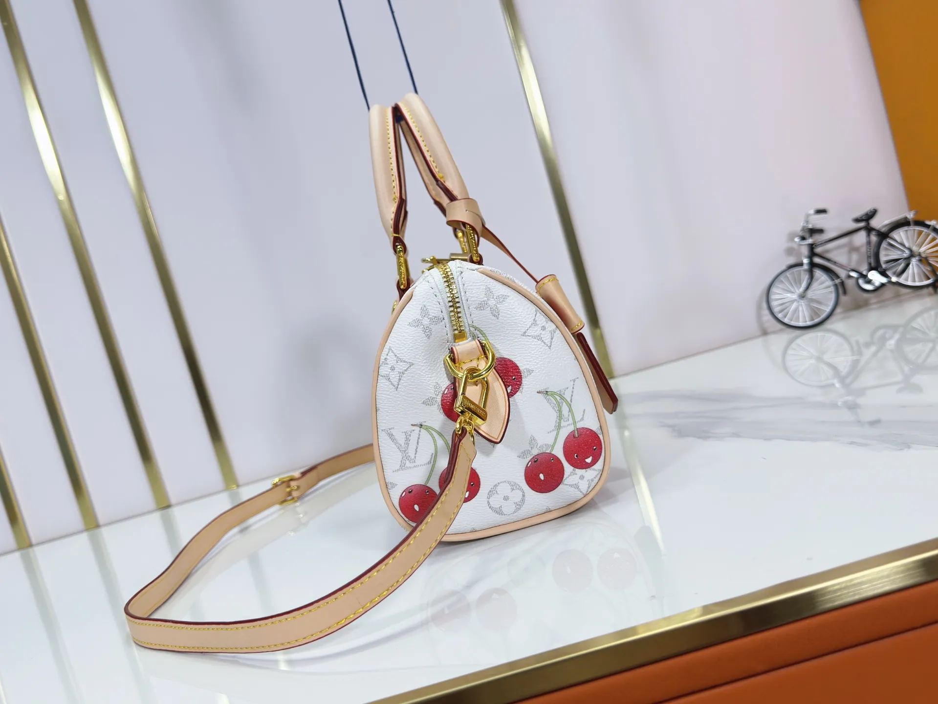 P240 Upgraded Original M14238 Louis Vuitton lv Cherry Bag The reprinted vibrant signature of the Louis Vuitton x Murakami collection elevates the Speedy Bandoulière with a chic twist. A sweet cherry pattern enhances the house's signature Monogram coated canvas with a cheerful splash of color, while natural leather highlights the Toron top handle, removable strap and exclusive LV x TM keychain. It is crafted with proportions to carry everyday essentials both smart and long. Size:20.5x13.5x12