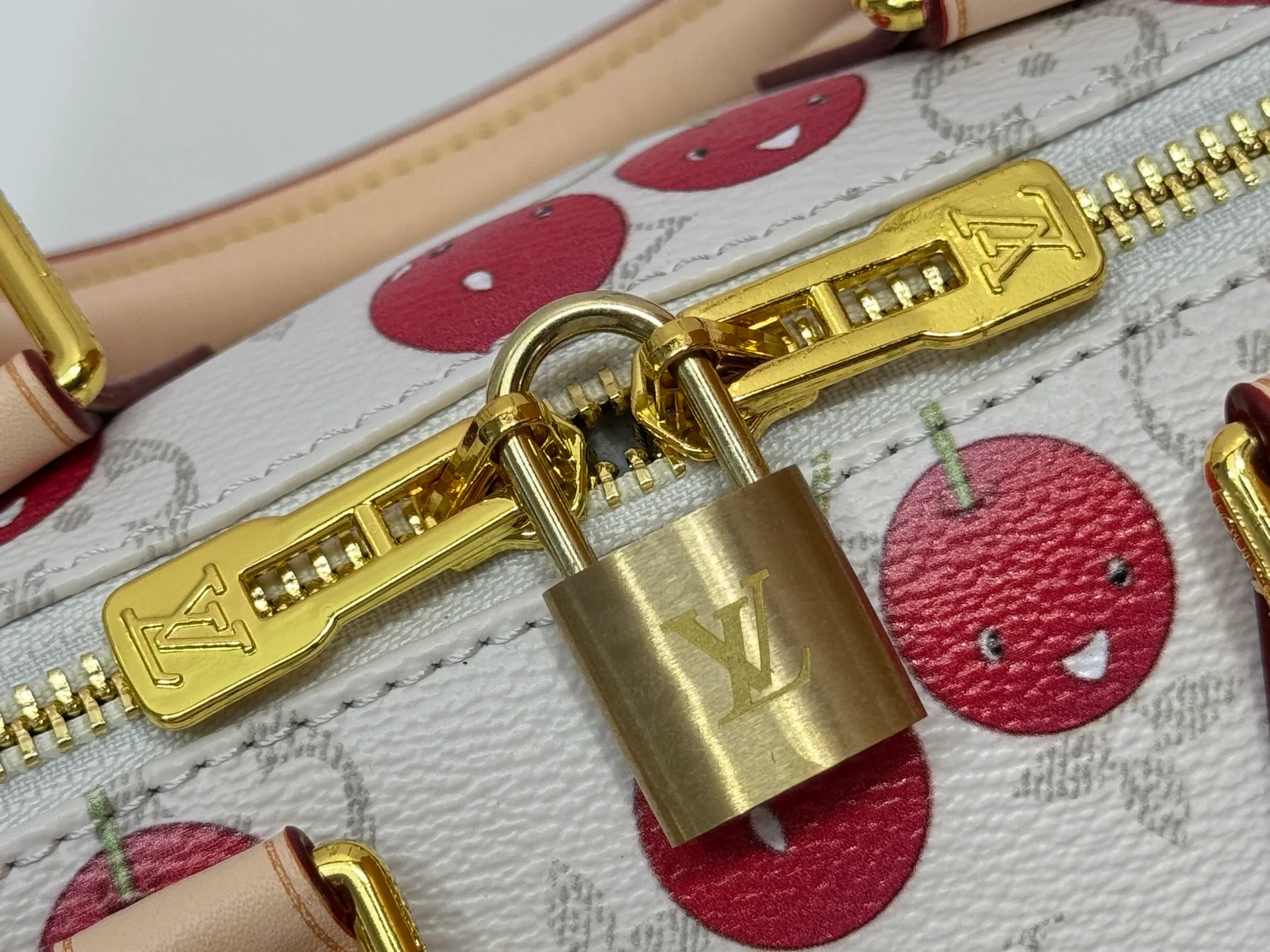 P240 Upgraded Original M14238 Louis Vuitton lv Cherry Bag The reprinted vibrant signature of the Louis Vuitton x Murakami collection elevates the Speedy Bandoulière with a chic twist. A sweet cherry pattern enhances the house's signature Monogram coated canvas with a cheerful splash of color, while natural leather highlights the Toron top handle, removable strap and exclusive LV x TM keychain. It is crafted with proportions to carry everyday essentials both smart and long. Size:20.5x13.5x12
