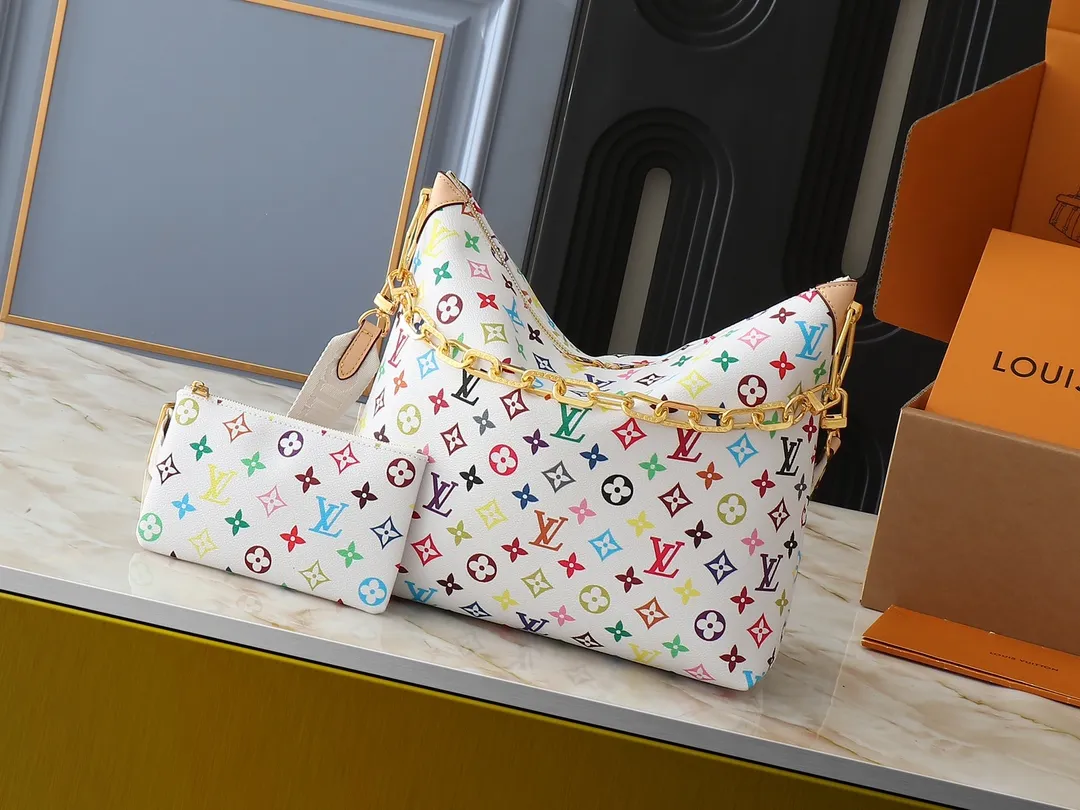 💰260💰Upgraded original M12068 M12071 M12072 This new Coussin series of hobo bags combines fashion and functionality, and combines the iconic design elements of the series. The bag is made of smooth cotton-paved leather and is embossed with the brand's Monogram pattern. The signature thick chain strap is accented with gold-tone hardware, while the wide detachable textile shoulder strap allows you to carry it in different ways. This versatile style is large enough to hold a laptop and features a removable zip pocket. Dimensions: 38x33x10 cm