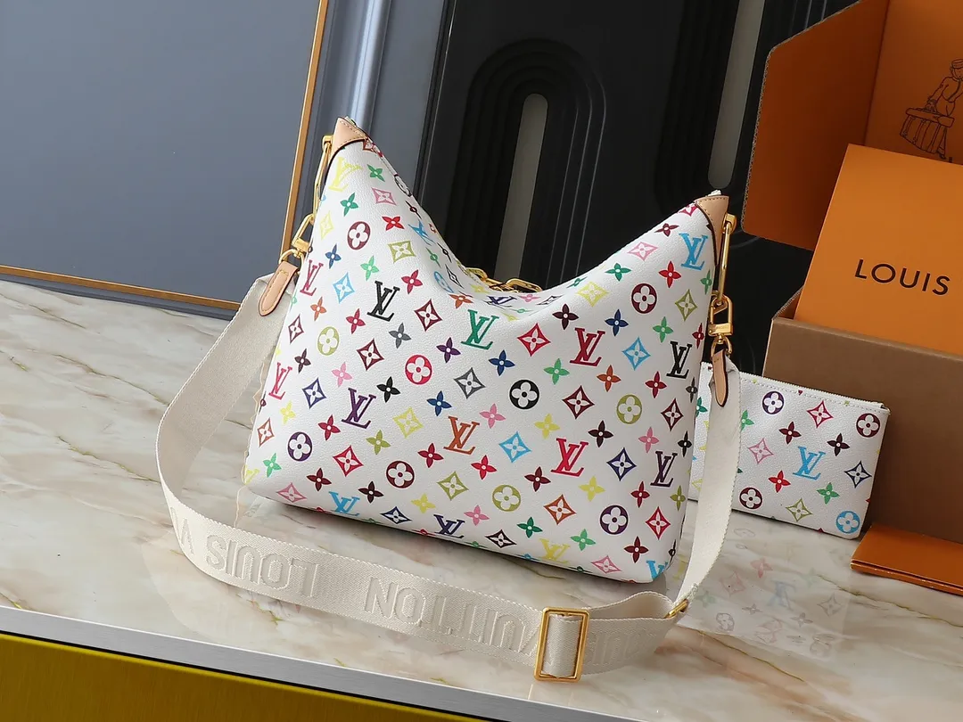 💰260💰Upgraded original M12068 M12071 M12072 This new Coussin series of hobo bags combines fashion and functionality, and combines the iconic design elements of the series. The bag is made of smooth cotton-paved leather and is embossed with the brand's Monogram pattern. The signature thick chain strap is accented with gold-tone hardware, while the wide detachable textile shoulder strap allows you to carry it in different ways. This versatile style is large enough to hold a laptop and features a removable zip pocket. Dimensions: 38x33x10 cm