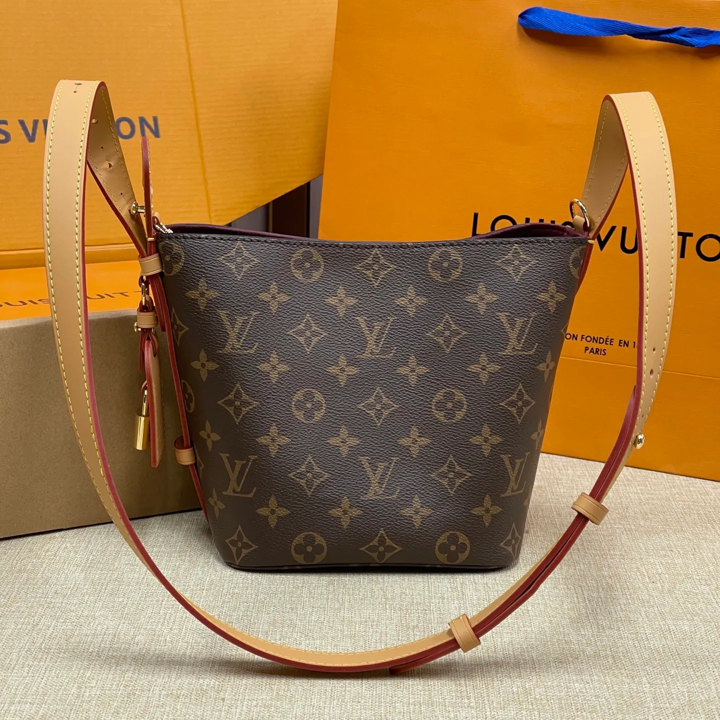[Upgraded version] P540¥ New counter model·Upgraded version·High quality·With gift box🎁Packaging·Model M12925💗This All In BB bucket bag hobo handbag conveys the fun style of the Louis Vuitton x Murakami reissued three-color series with smart details. Monogram coated canvas is rendered in the artist's rainbow of hues, and the nameplate is embellished with bows and padlocks. With the adjustable cowhide handle and leather shoulder strap, it can be carried by hand, shoulder or cross-body.  Dimensions: 18 x 12 x 16 cm ⚠️