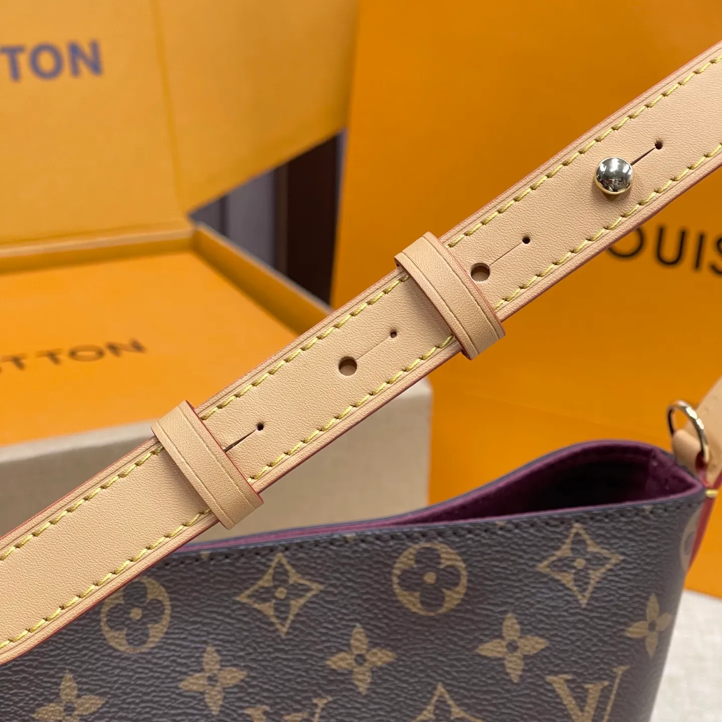 [Upgraded version] P540¥ New counter model·Upgraded version·High quality·With gift box🎁Packaging·Model M12925💗This All In BB bucket bag hobo handbag conveys the fun style of the Louis Vuitton x Murakami reissued three-color series with smart details. Monogram coated canvas is rendered in the artist's rainbow of hues, and the nameplate is embellished with bows and padlocks. With the adjustable cowhide handle and leather shoulder strap, it can be carried by hand, shoulder or cross-body.  Dimensions: 18 x 12 x 16 cm ⚠️