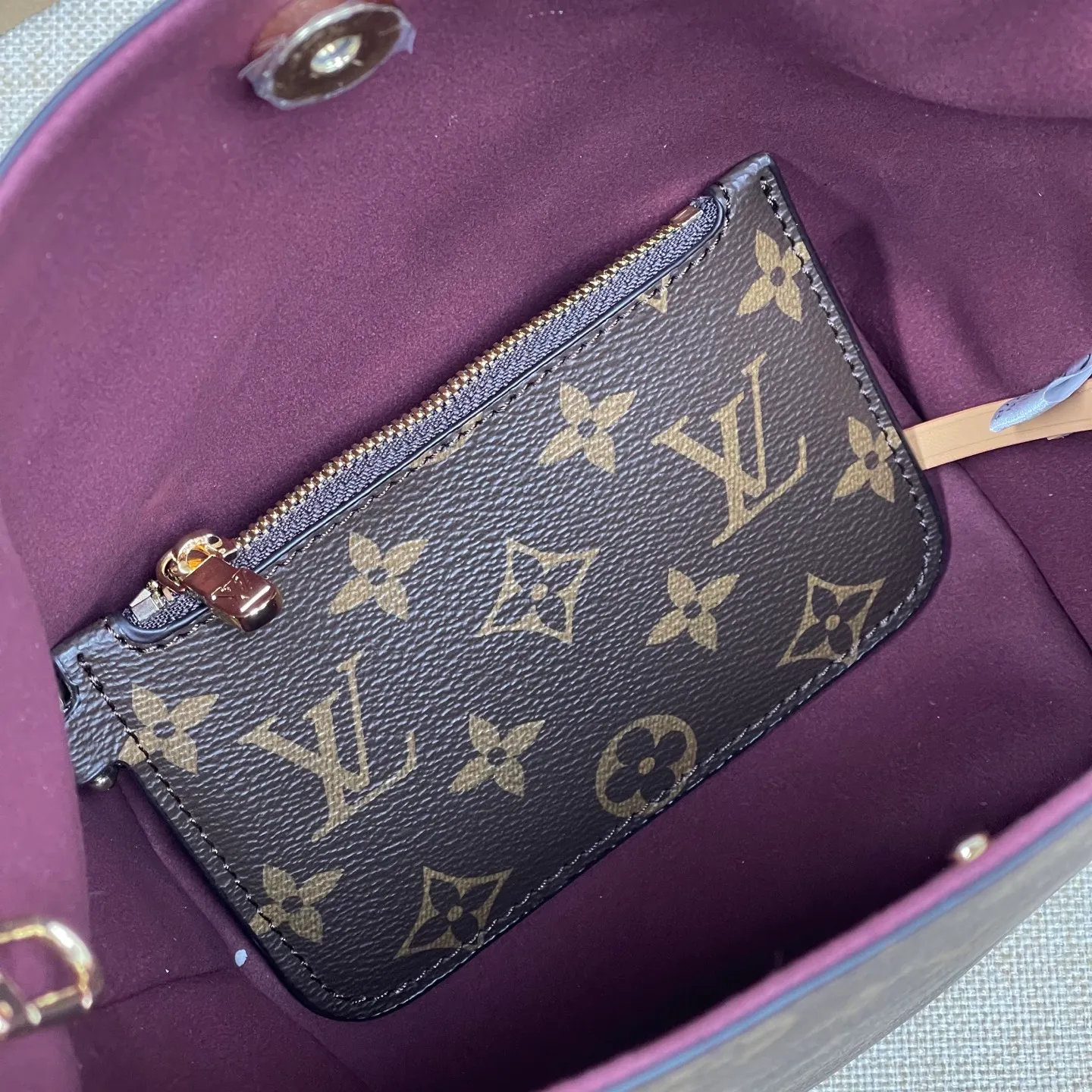 [Upgraded version] P540¥ New counter model·Upgraded version·High quality·With gift box🎁Packaging·Model M12925💗This All In BB bucket bag hobo handbag conveys the fun style of the Louis Vuitton x Murakami reissued three-color series with smart details. Monogram coated canvas is rendered in the artist's rainbow of hues, and the nameplate is embellished with bows and padlocks. With the adjustable cowhide handle and leather shoulder strap, it can be carried by hand, shoulder or cross-body.  Dimensions: 18 x 12 x 16 cm ⚠️
