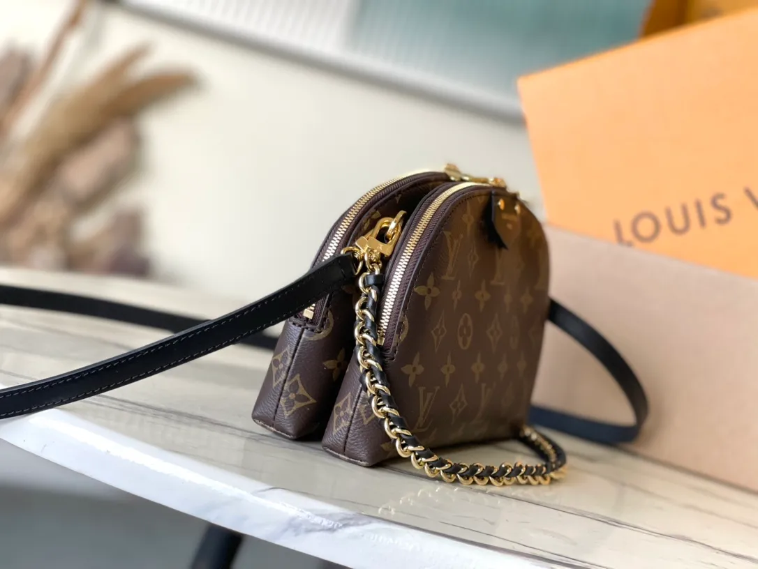 💰740 The top original M12996 BeAlma handbag combines the brand's iconic Alma handbag and cosmetic bag designs to play with urban travel style in the 2025 Crulse early spring series. The compact silhouette comes with a braided chain and can be carried as a clutch or worn cross-body with the long strap. Dimensions: 27 × 15 × 7 cm