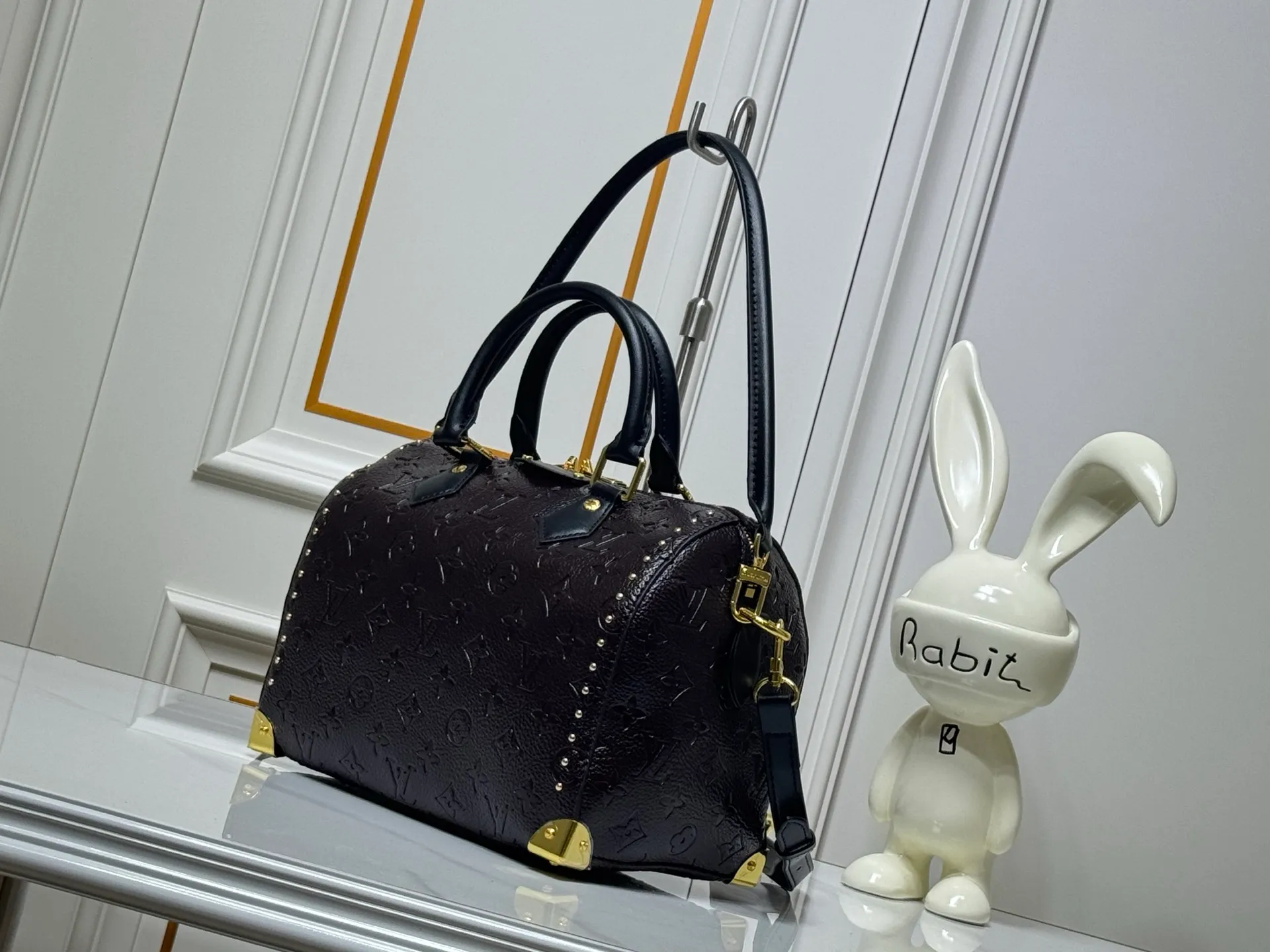 Batch 280💰 M26181 M26392 Oil Brown The Louis Vuitton Trunk series welcomes this new Speedy 25, which pays tribute to the brand's genes through brand archival elements such as the classic Monogram pattern and suitcase-inspired details. Made of canvas material with cow leather trim and embellished with metal parts, it shows exquisite craftsmanship. The elegant yet modern design can be carried by hand or on one shoulder, making it suitable for a variety of occasions. Dimensions: 27.0 x 20.0 x 15.0 cm (length x height x width)