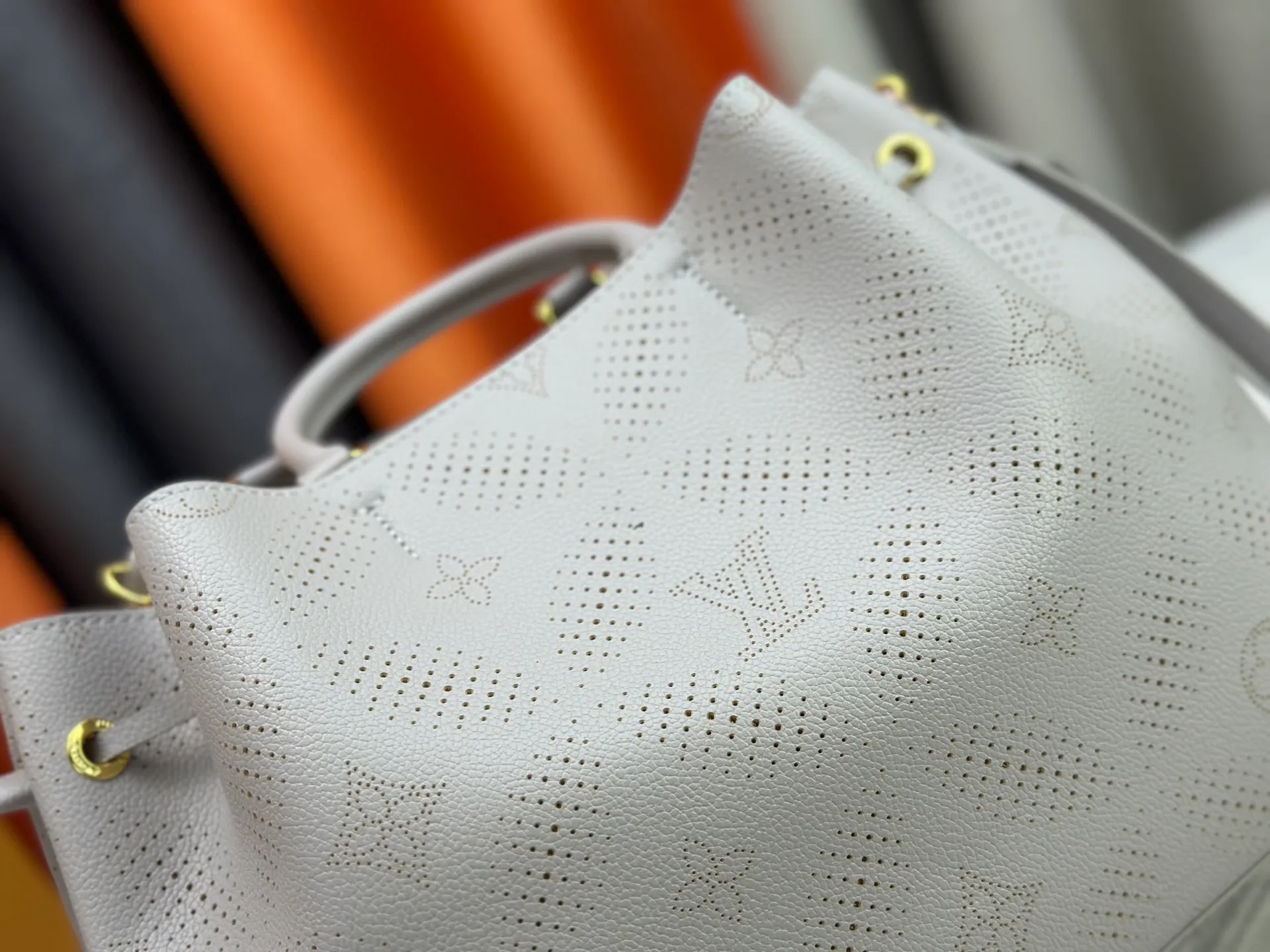 P280 upgrade original M59203 M59200 M59655. BELLA TOTE handbag model Flight Mode capsule series Monogram engraved and perforated cow leather creates a comfortable and ample storage space. It is equipped with leather handles, leather and metal chains and detachable shoulder straps. It can be switched between handbags, elbows and cross-body. Size: 32*23*13