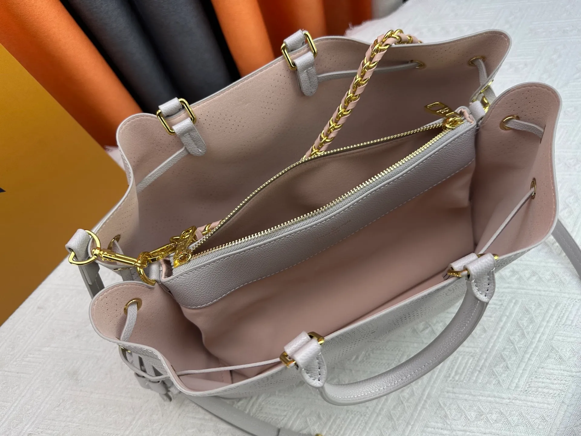 P280 upgrade original M59203 M59200 M59655. BELLA TOTE handbag model Flight Mode capsule series Monogram engraved and perforated cow leather creates a comfortable and ample storage space. It is equipped with leather handles, leather and metal chains and detachable shoulder straps. It can be switched between handbags, elbows and cross-body. Size: 32*23*13