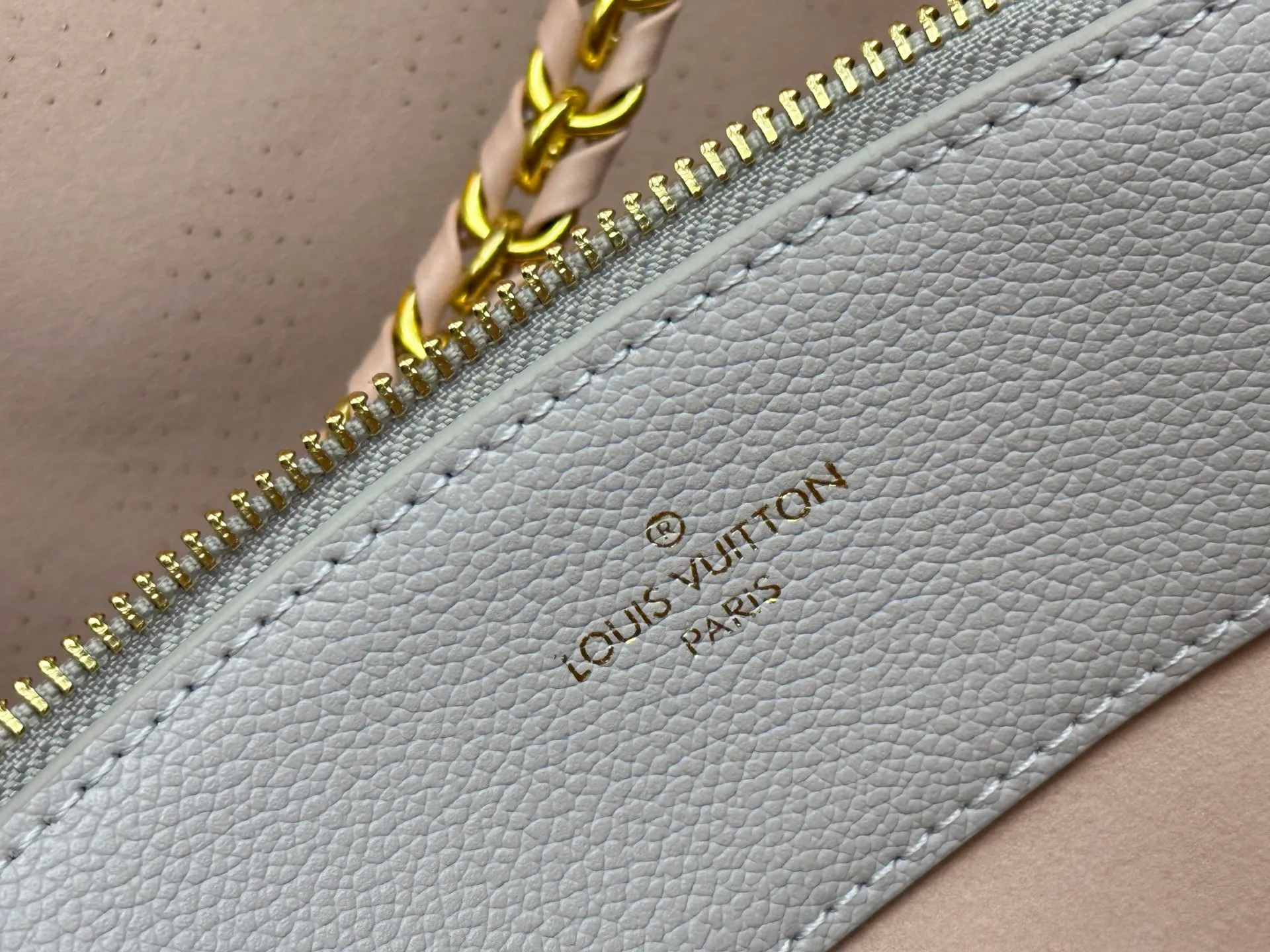 P280 upgrade original M59203 M59200 M59655. BELLA TOTE handbag model Flight Mode capsule series Monogram engraved and perforated cow leather creates a comfortable and ample storage space. It is equipped with leather handles, leather and metal chains and detachable shoulder straps. It can be switched between handbags, elbows and cross-body. Size: 32*23*13