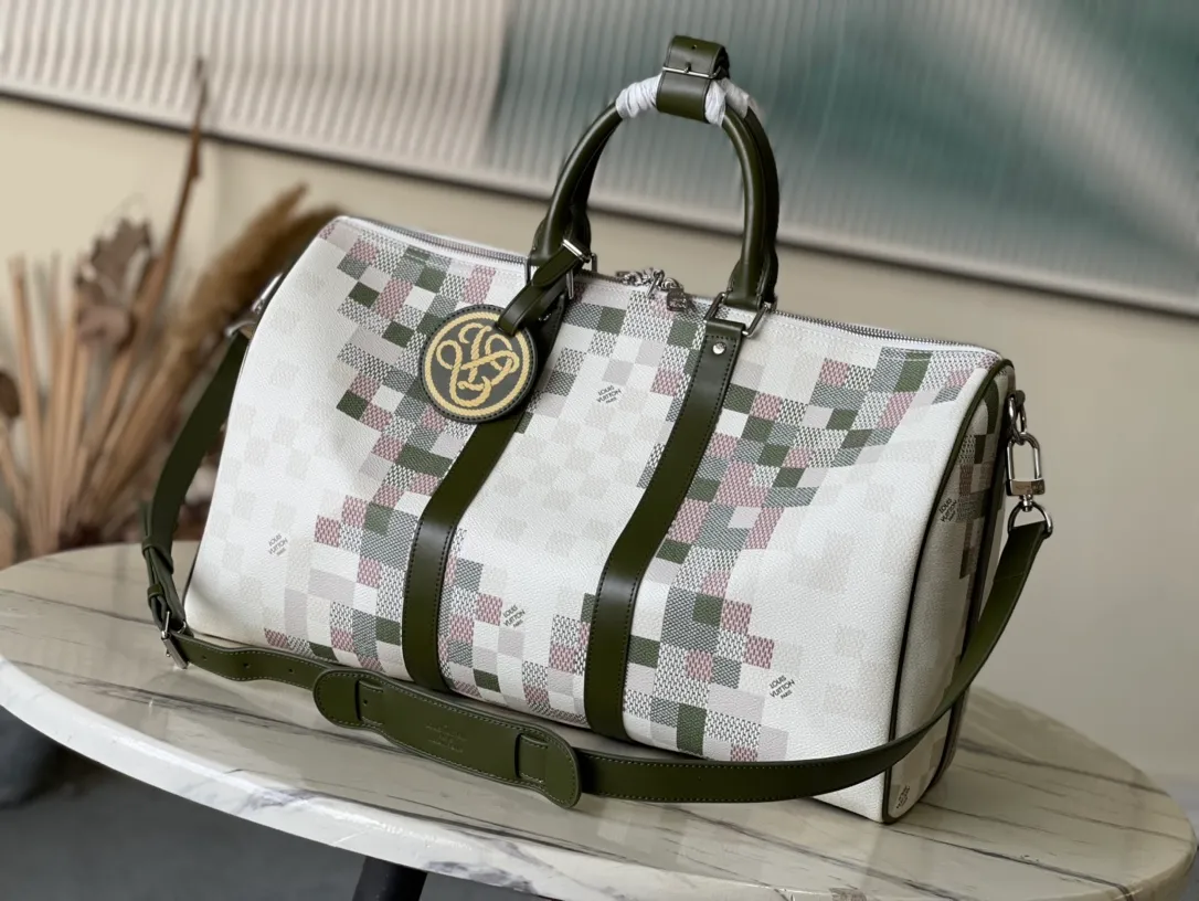 💰1180 Top Original N00106 This Keepall Bandouliere 45 travel bag uses Damoflage coated canvas to highlight the sporty style and reproduces the classic elements created by Pharrell Wiliams. The top roller handle and side straps are made of leather, and the detachable and adjustable shoulder strap makes it easy to carry on the shoulder or cross-body. Dimensions: 45 × 27 × 20 cm