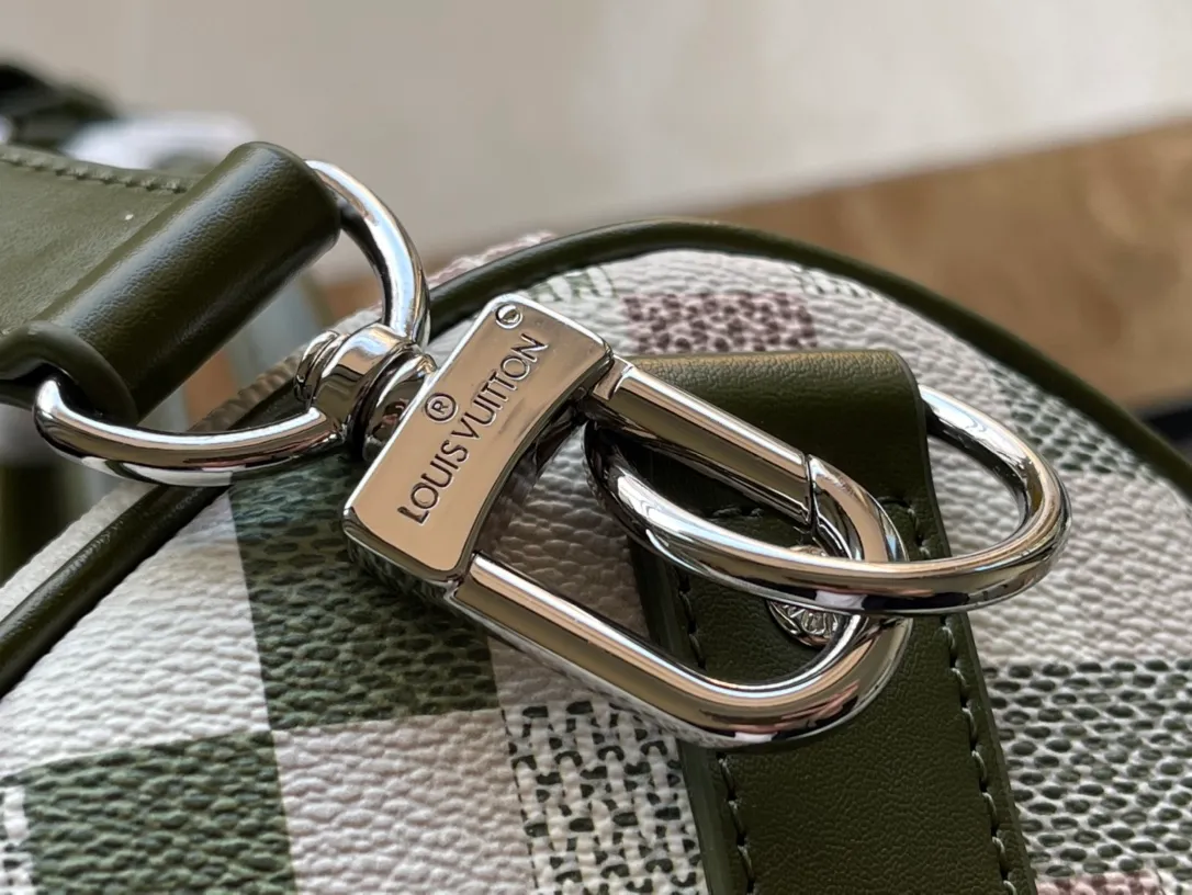 💰1180 Top Original N00106 This Keepall Bandouliere 45 travel bag uses Damoflage coated canvas to highlight the sporty style and reproduces the classic elements created by Pharrell Wiliams. The top roller handle and side straps are made of leather, and the detachable and adjustable shoulder strap makes it easy to carry on the shoulder or cross-body. Dimensions: 45 × 27 × 20 cm