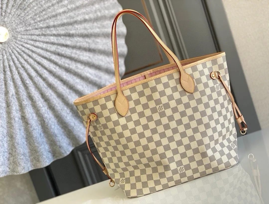 💰760 (Medium Steel Nail) Top Original N41605 NEVERFULL Medium Handbag The legendary Neverfull handbag: always able to meet your various needs for handbags. It has a large capacity but is not bulky. It is stiff and soft to the touch, making it suitable for home and travel. Tighten the side ties and it instantly transforms into a stylish urban handbag. Loosen the straps and it transforms into a chic and practical handbag. The slender leather handle can be carried over the shoulder or between the arms. The model shown here is made of Damier Azur canvas. Detailed Features 31 x 28 x 14 cm (Length x Height x Width) Bag interior redesigned with vintage details inspired by the Louis Vuitton archives - Fabric-lined interior pocket Removable zip clutch with matching interior Natural cowhide leather trim Shiny gold-tone brass hardware Handles: Double handle