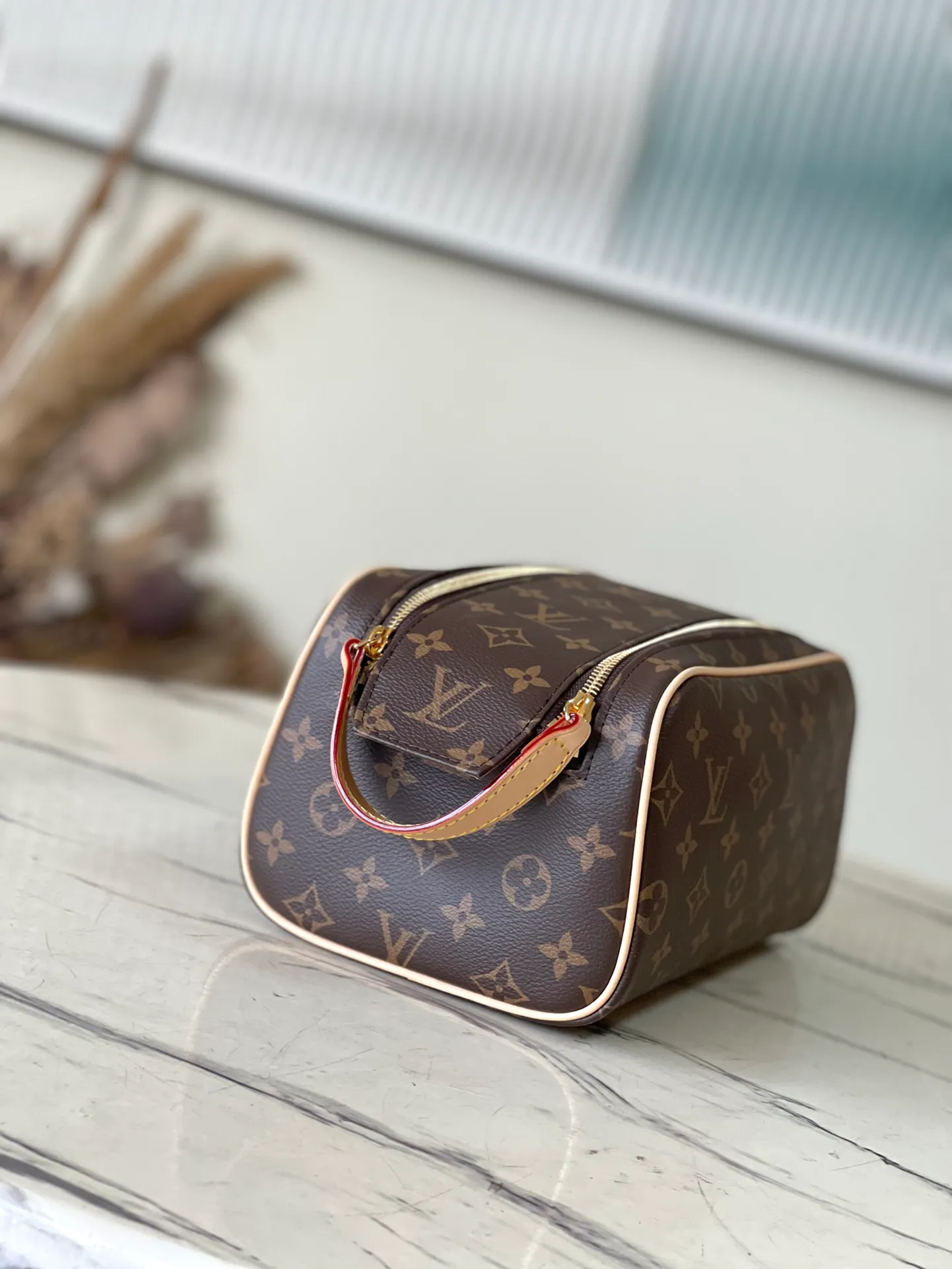 💰660 Top original order M44494 Presbyopia Dopp washing bag is made of classic Damier Graphite canvas and cow leather trim and has a hard design. Double zippers hide ample internal space for easy access to washing and combing tools. The wide handle makes it comfortable to carry or hang on a bathroom hook. Dimensions: 28 × 15 × 16.5 cm