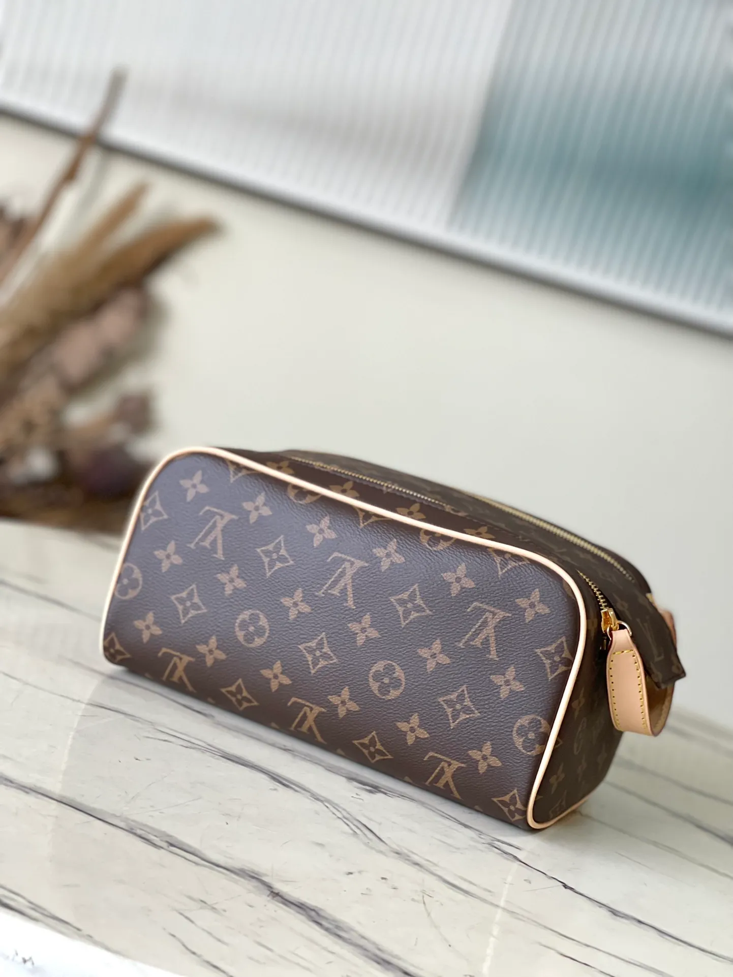 💰660 Top original order M44494 Presbyopia Dopp washing bag is made of classic Damier Graphite canvas and cow leather trim and has a hard design. Double zippers hide ample internal space for easy access to washing and combing tools. The wide handle makes it comfortable to carry or hang on a bathroom hook. Dimensions: 28 × 15 × 16.5 cm