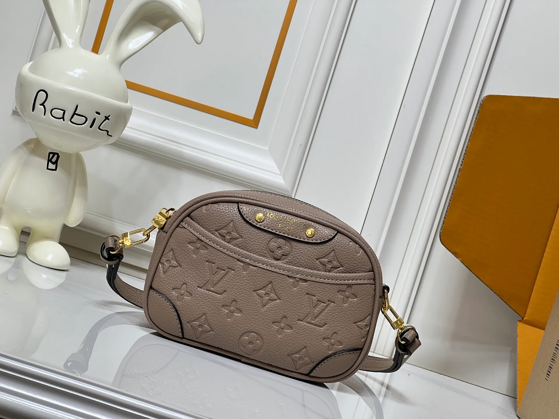 Batch 220💰Upgraded original M25518 M26509 This TINY CAMERA BAG handbag comes from the Monogram Empreinte Ys series. It is made of elegant cow leather decorated with dazzling metal parts, making it an everyday choice suitable for day and night. The front patch pocket makes it easy to access credit cards or transportation cards, and the adjustable shoulder strap allows for a variety of carrying methods. Dimensions: 13 x 6 x 19 cm. (height x width x length)