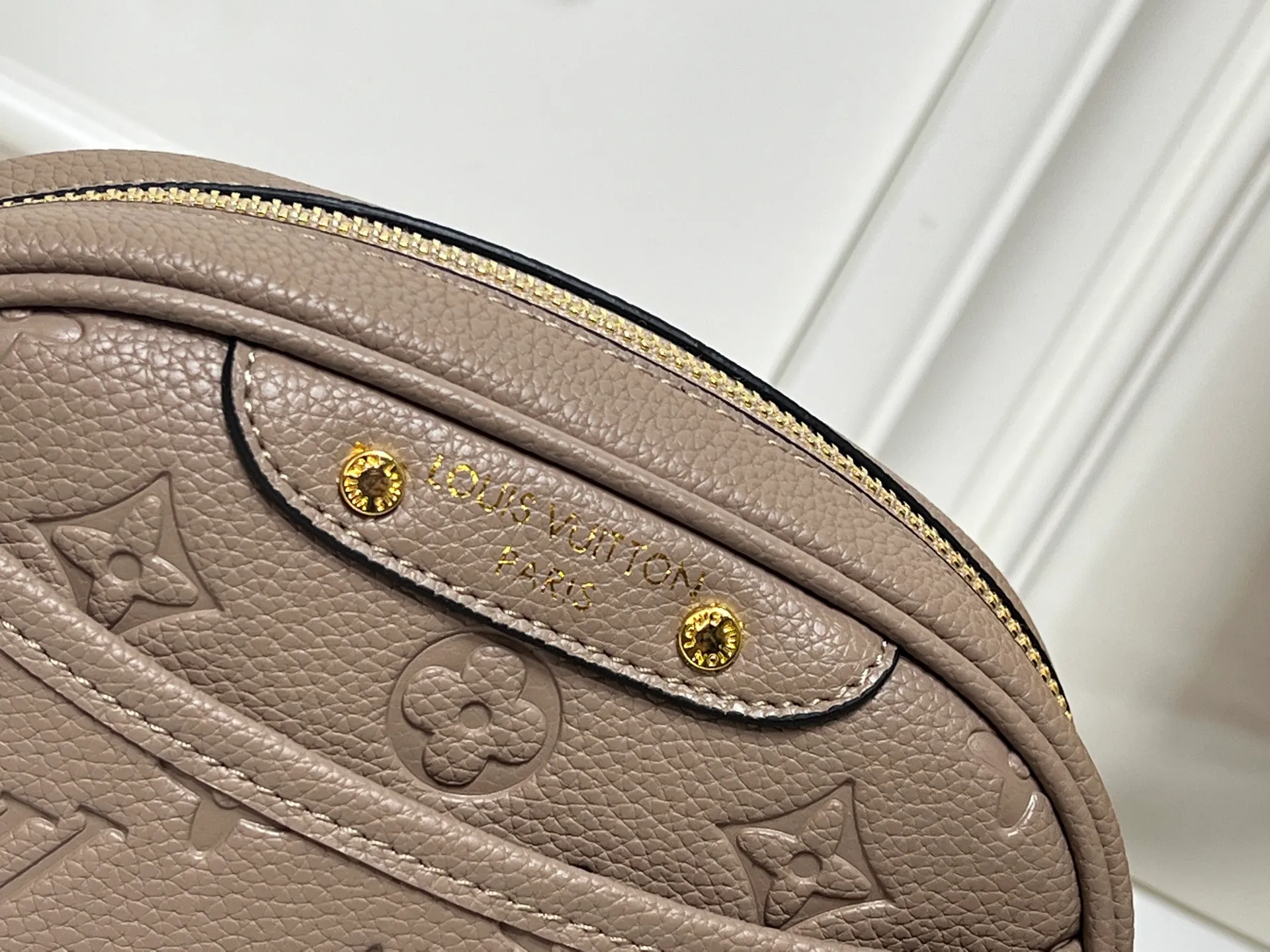Batch 220💰Upgraded original M25518 M26509 This TINY CAMERA BAG handbag comes from the Monogram Empreinte Ys series. It is made of elegant cow leather decorated with dazzling metal parts, making it an everyday choice suitable for day and night. The front patch pocket makes it easy to access credit cards or transportation cards, and the adjustable shoulder strap allows for a variety of carrying methods. Dimensions: 13 x 6 x 19 cm. (height x width x length)