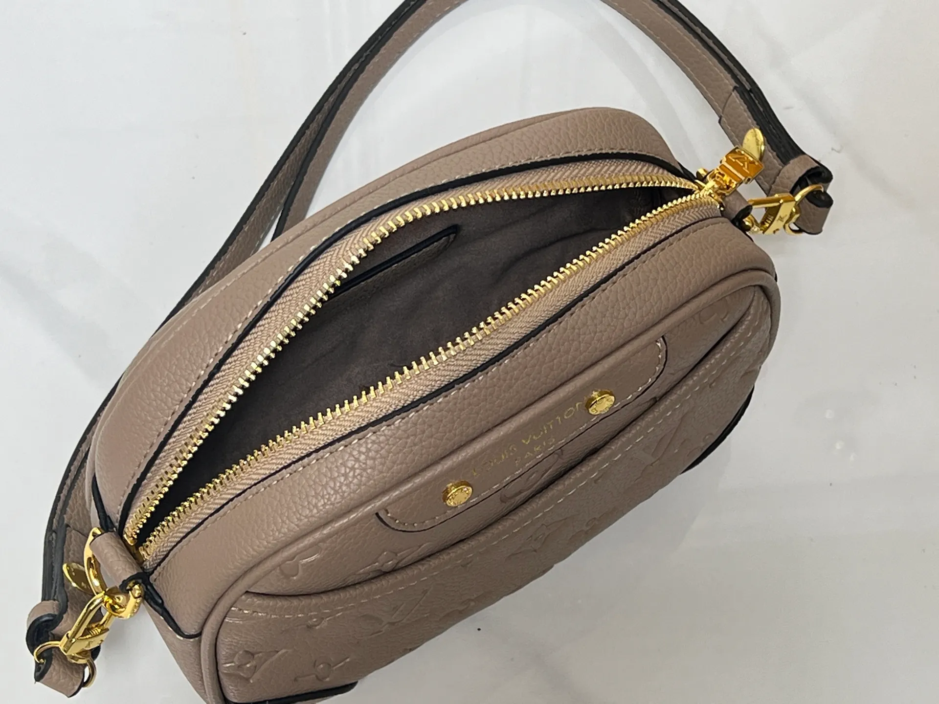 Batch 220💰Upgraded original M25518 M26509 This TINY CAMERA BAG handbag comes from the Monogram Empreinte Ys series. It is made of elegant cow leather decorated with dazzling metal parts, making it an everyday choice suitable for day and night. The front patch pocket makes it easy to access credit cards or transportation cards, and the adjustable shoulder strap allows for a variety of carrying methods. Dimensions: 13 x 6 x 19 cm. (height x width x length)