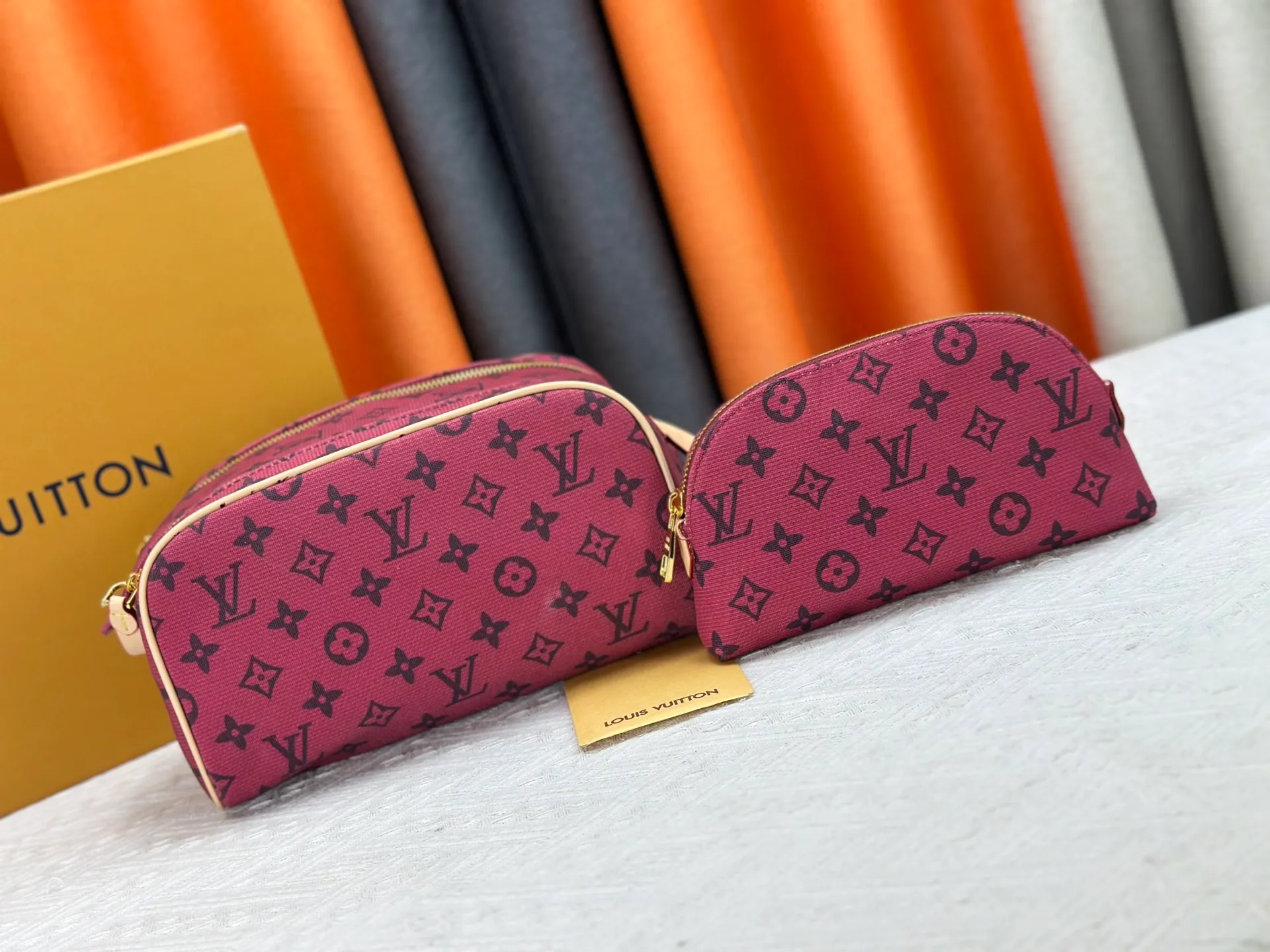P260 Upgraded original 2-piece set Rose red denim M47528 M13669 This Dopp Kit toiletry bag is made of Monogram Eclipse canvas, bringing a restrained choice to Monogram lovers. Plenty of space to store travel essentials, double zippers for secure protection, and wide opening for easy access. 28.0 x 15.0 x 16.5 cm (length x height x width)