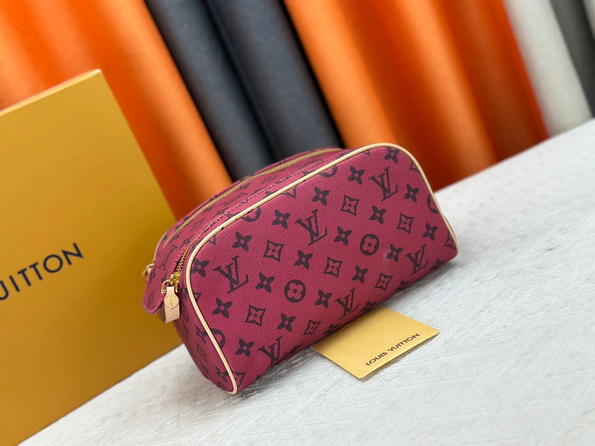 P260 Upgraded original 2-piece set Rose red denim M47528 M13669 This Dopp Kit toiletry bag is made of Monogram Eclipse canvas, bringing a restrained choice to Monogram lovers. Plenty of space to store travel essentials, double zippers for secure protection, and wide opening for easy access. 28.0 x 15.0 x 16.5 cm (length x height x width)