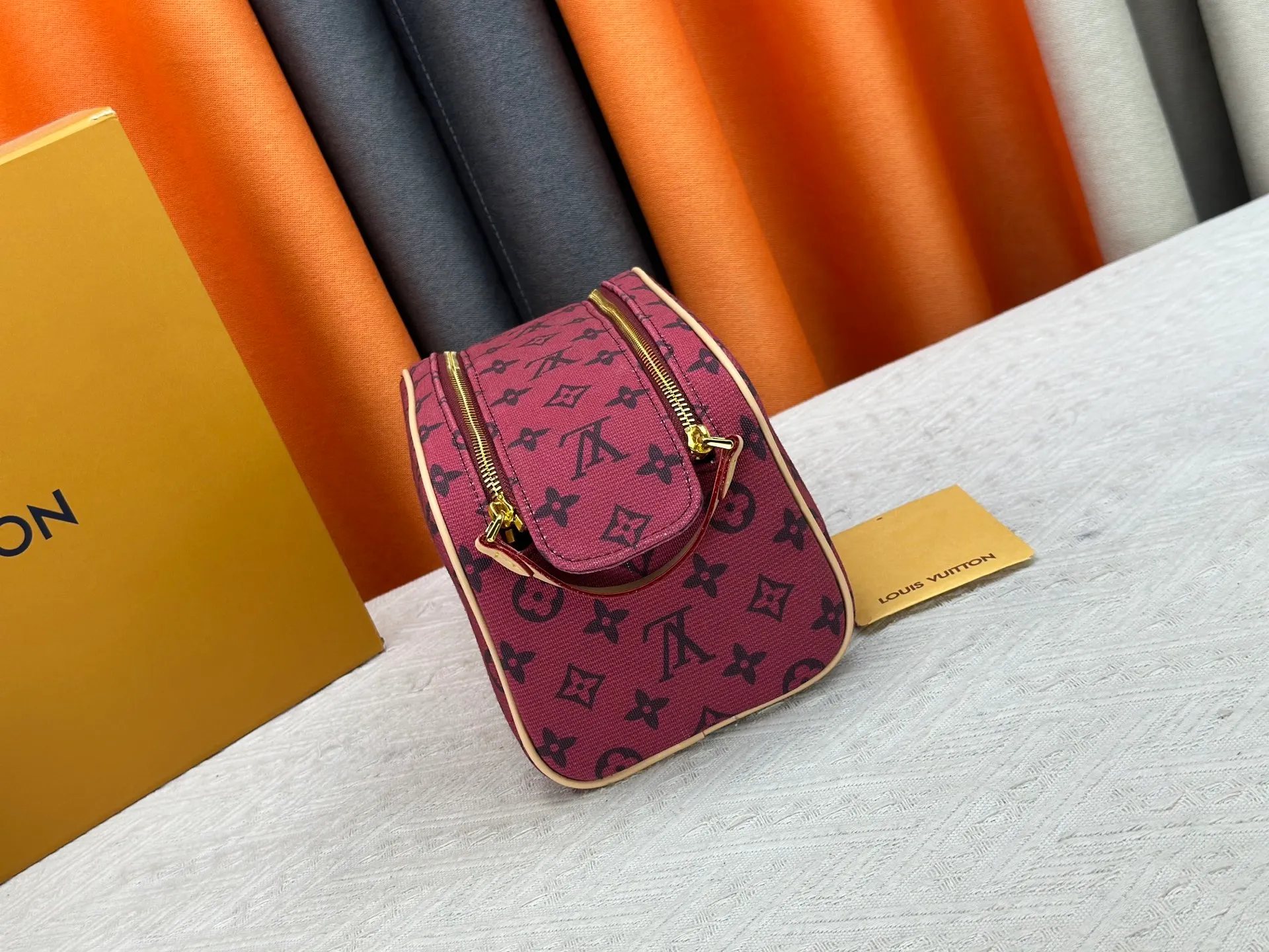 P260 Upgraded original 2-piece set Rose red denim M47528 M13669 This Dopp Kit toiletry bag is made of Monogram Eclipse canvas, bringing a restrained choice to Monogram lovers. Plenty of space to store travel essentials, double zippers for secure protection, and wide opening for easy access. 28.0 x 15.0 x 16.5 cm (length x height x width)