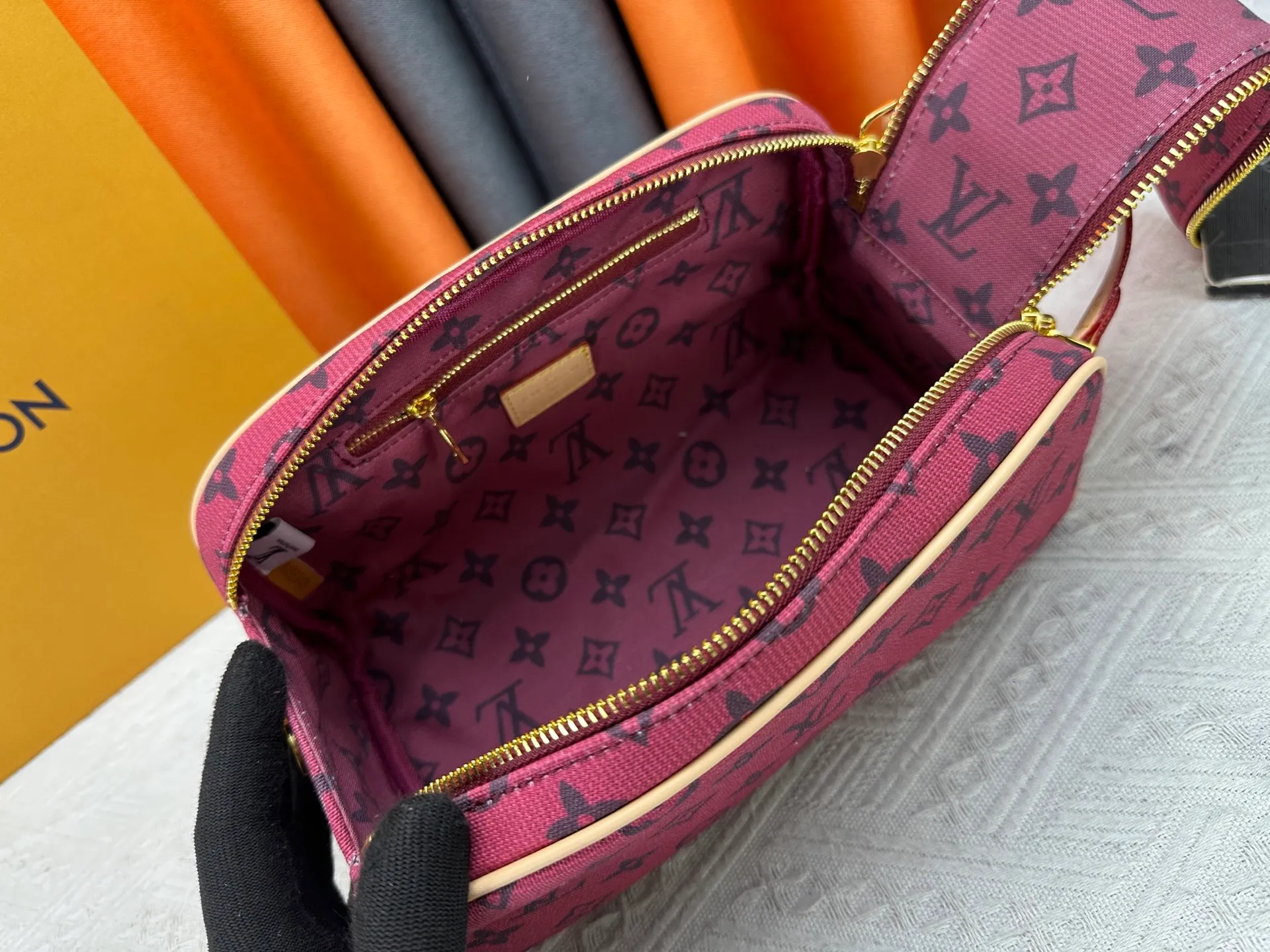 P260 Upgraded original 2-piece set Rose red denim M47528 M13669 This Dopp Kit toiletry bag is made of Monogram Eclipse canvas, bringing a restrained choice to Monogram lovers. Plenty of space to store travel essentials, double zippers for secure protection, and wide opening for easy access. 28.0 x 15.0 x 16.5 cm (length x height x width)