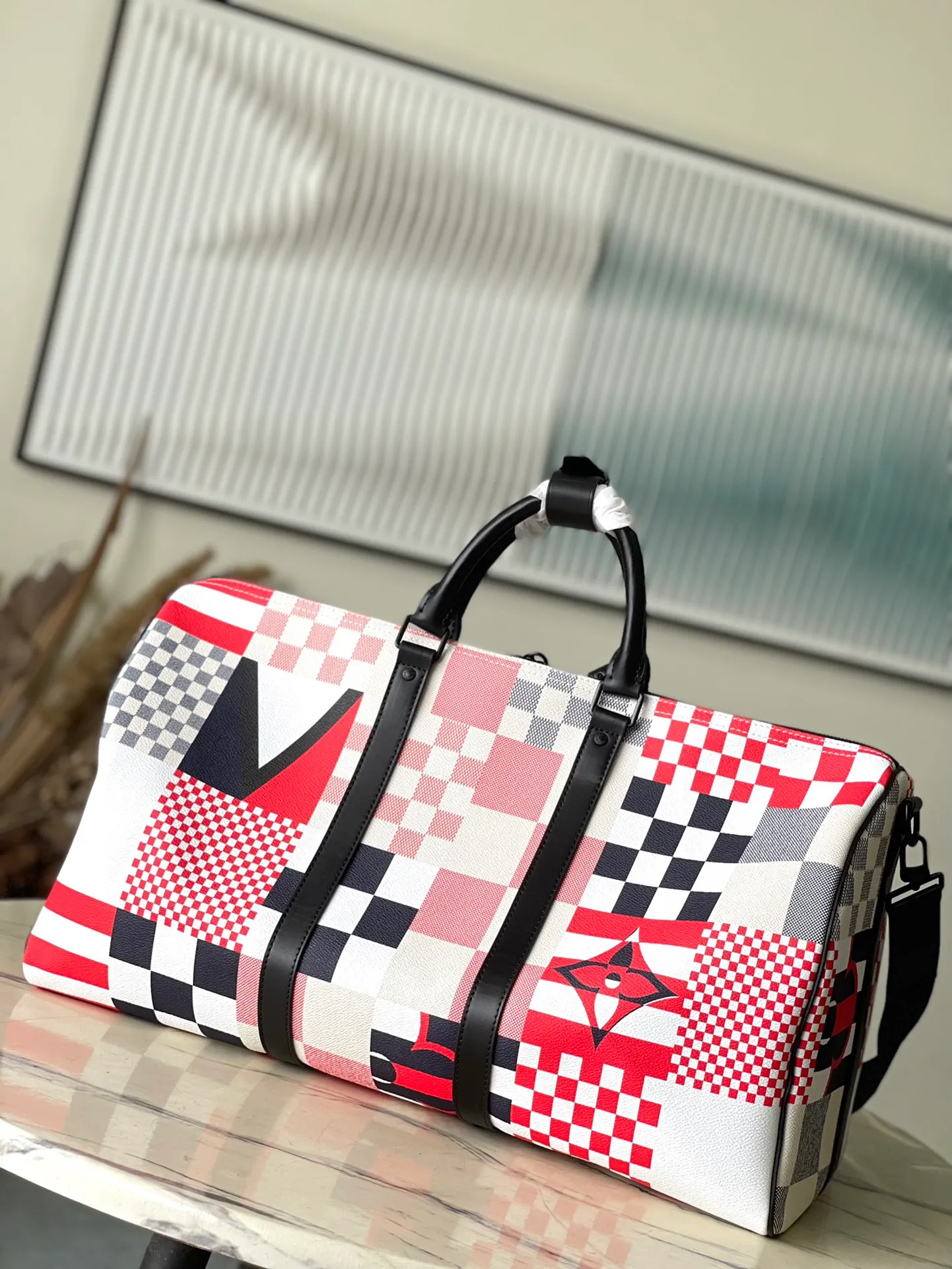 💰1180 Top Original M11674 This Keepall Bandouliere50 ks travel bag is from the America's Cup series. It uses Damier Flags canvas to gather flag patterns of different proportions and tones, and uses the new Damier pattern to pay tribute to the nautical tradition of using flags to transmit signals. Dimensions: 50 × 29 × 23 cm
