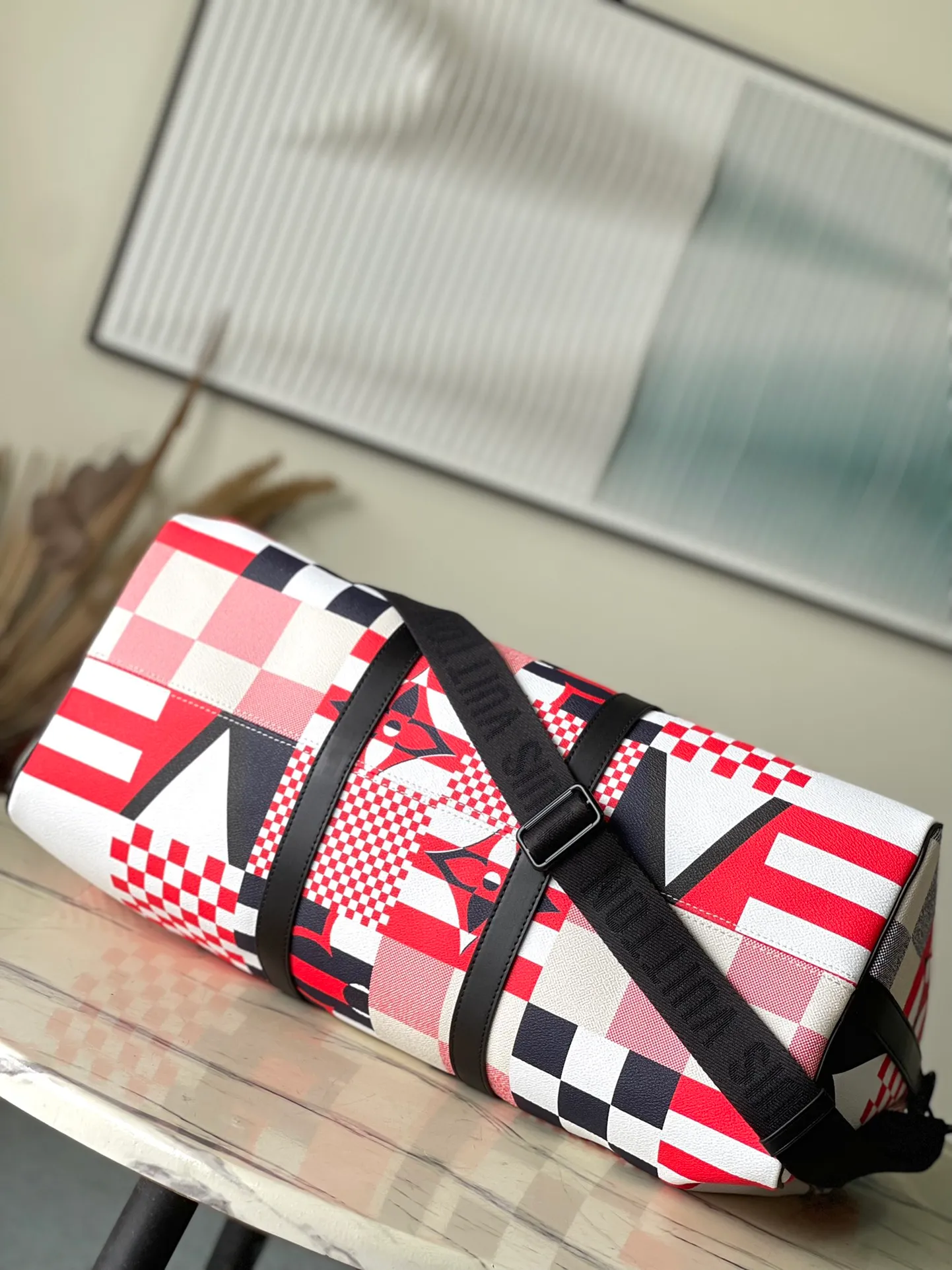 💰1180 Top Original M11674 This Keepall Bandouliere50 ks travel bag is from the America's Cup series. It uses Damier Flags canvas to gather flag patterns of different proportions and tones, and uses the new Damier pattern to pay tribute to the nautical tradition of using flags to transmit signals. Dimensions: 50 × 29 × 23 cm