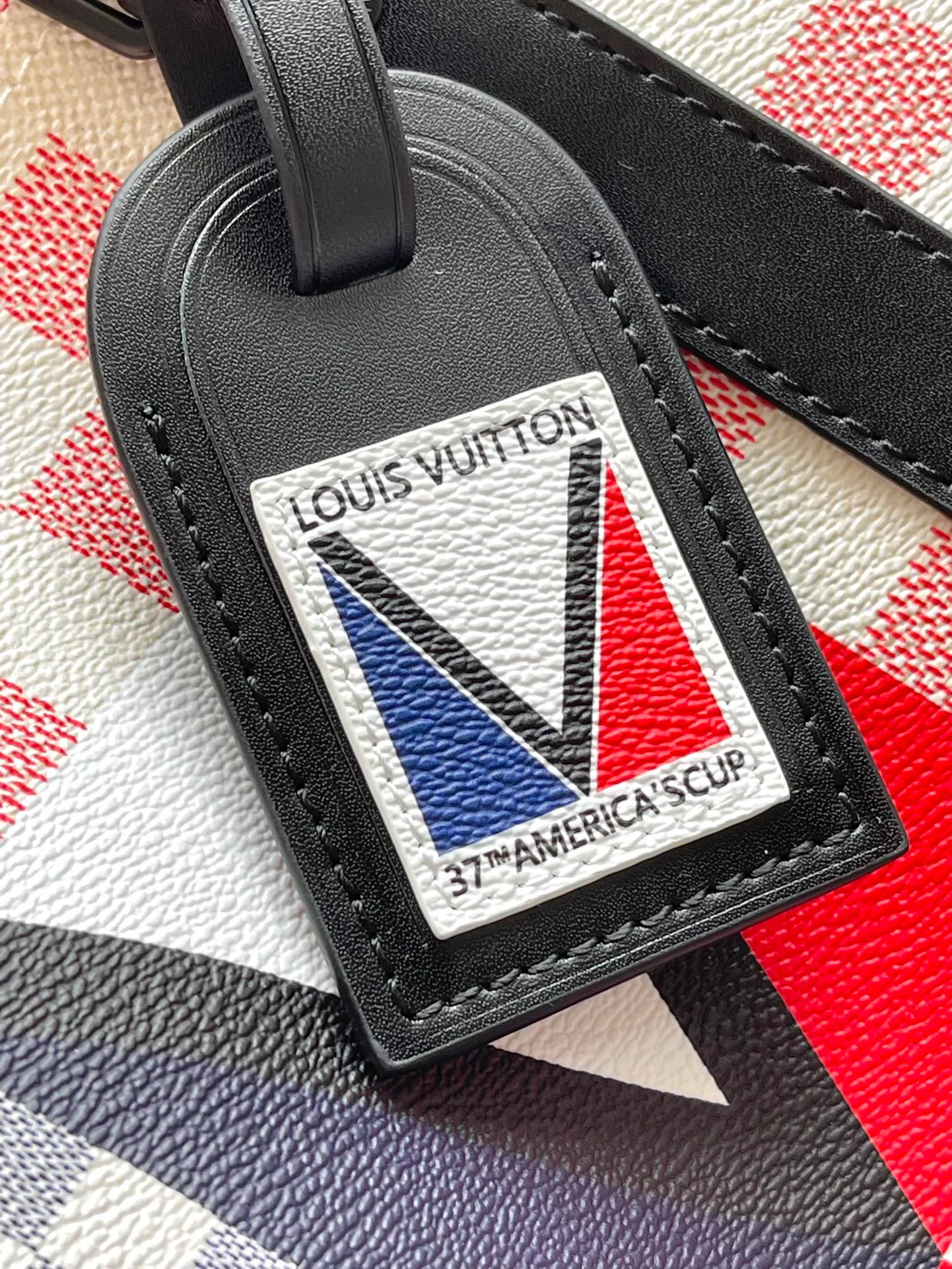 💰1180 Top Original M11674 This Keepall Bandouliere50 ks travel bag is from the America's Cup series. It uses Damier Flags canvas to gather flag patterns of different proportions and tones, and uses the new Damier pattern to pay tribute to the nautical tradition of using flags to transmit signals. Dimensions: 50 × 29 × 23 cm