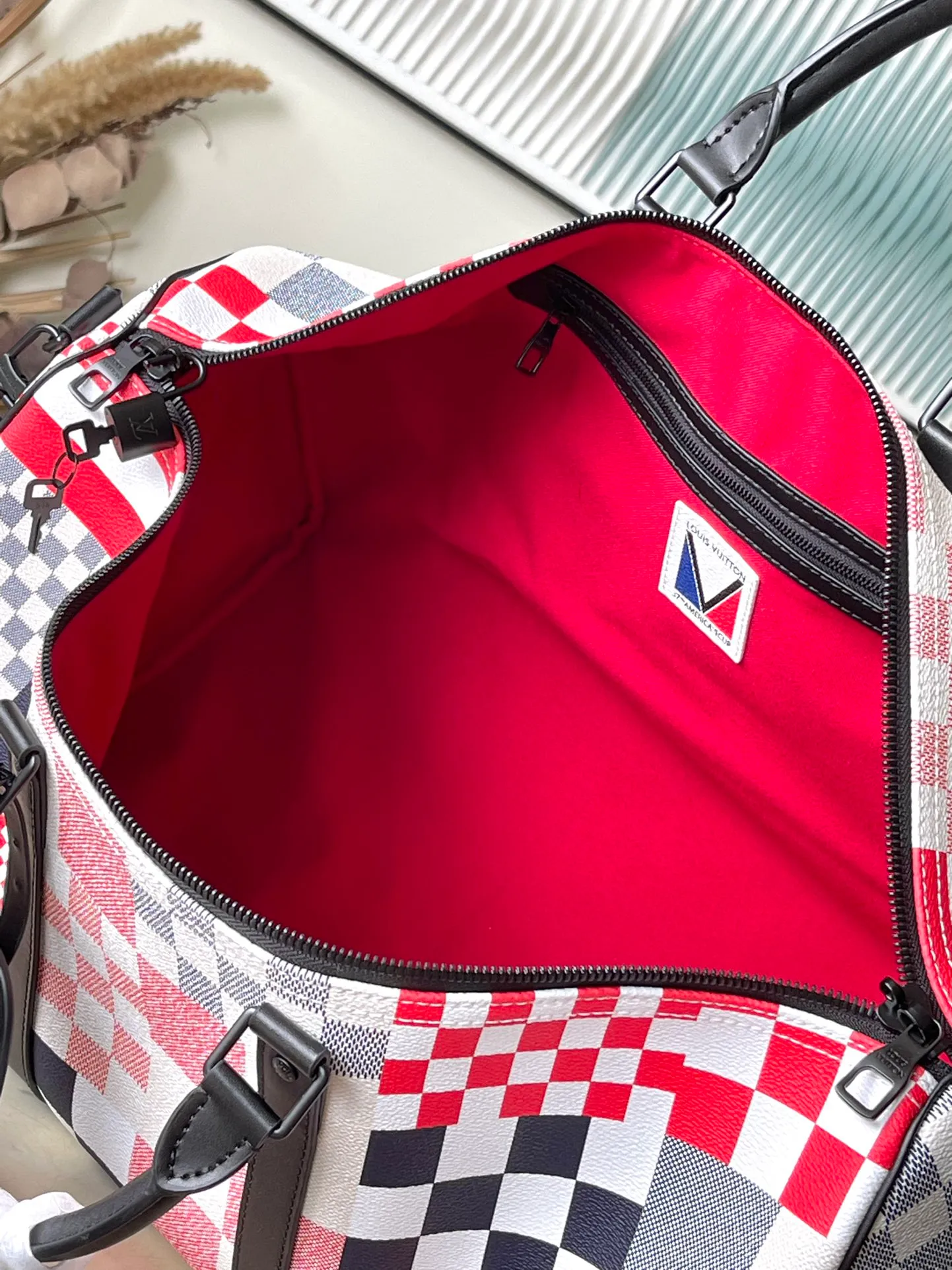 💰1180 Top Original M11674 This Keepall Bandouliere50 ks travel bag is from the America's Cup series. It uses Damier Flags canvas to gather flag patterns of different proportions and tones, and uses the new Damier pattern to pay tribute to the nautical tradition of using flags to transmit signals. Dimensions: 50 × 29 × 23 cm