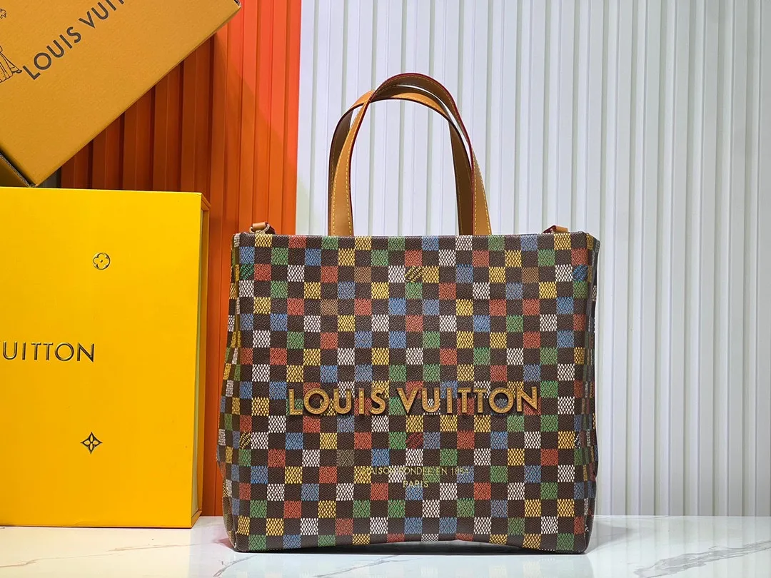 Batch 320💰Medium M24457 This medium Shopper handbag draws inspiration from Louis Vuitton shopping bags, with the words Louis Vuitton and Maison Fondée En 1854 written on soft cow leather, with a top handle and a detachable shoulder strap. Dimensions: 34x31x14cm