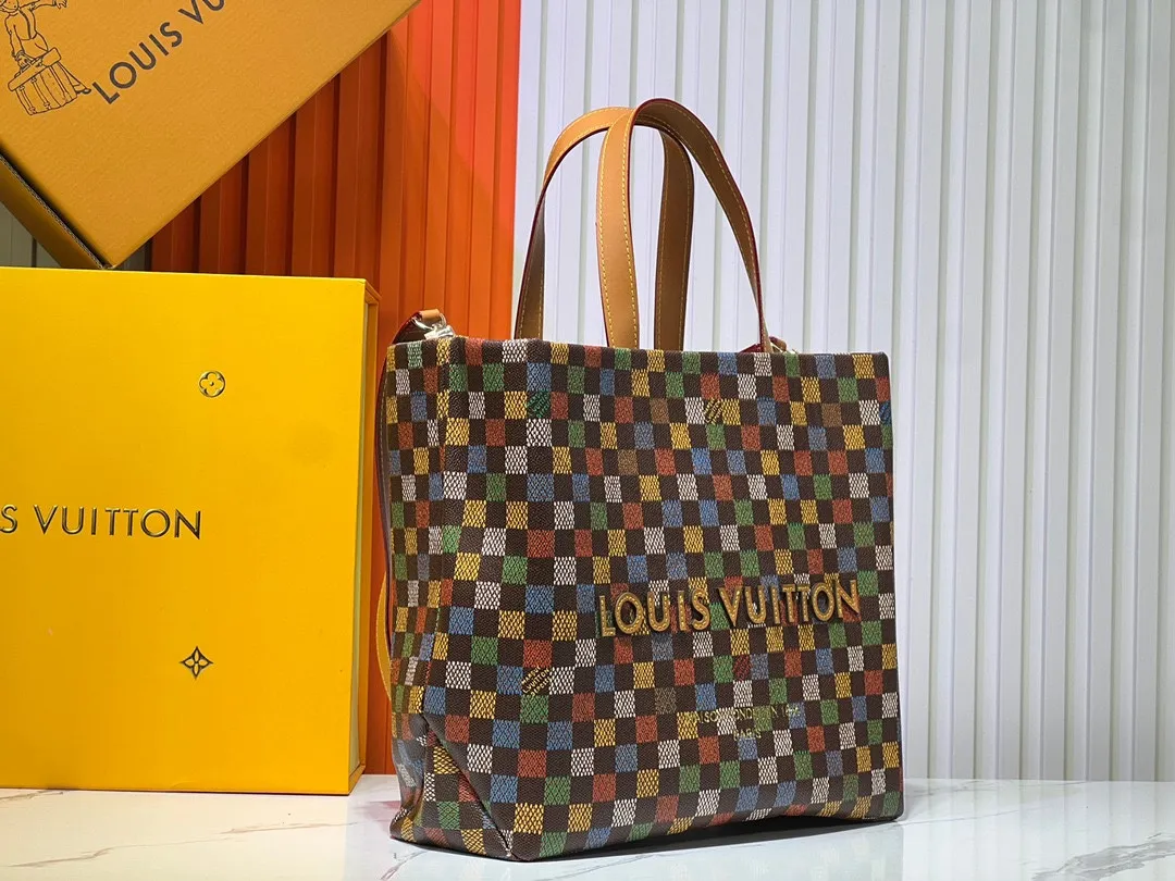 Batch 320💰Medium M24457 This medium Shopper handbag draws inspiration from Louis Vuitton shopping bags, with the words Louis Vuitton and Maison Fondée En 1854 written on soft cow leather, with a top handle and a detachable shoulder strap. Dimensions: 34x31x14cm
