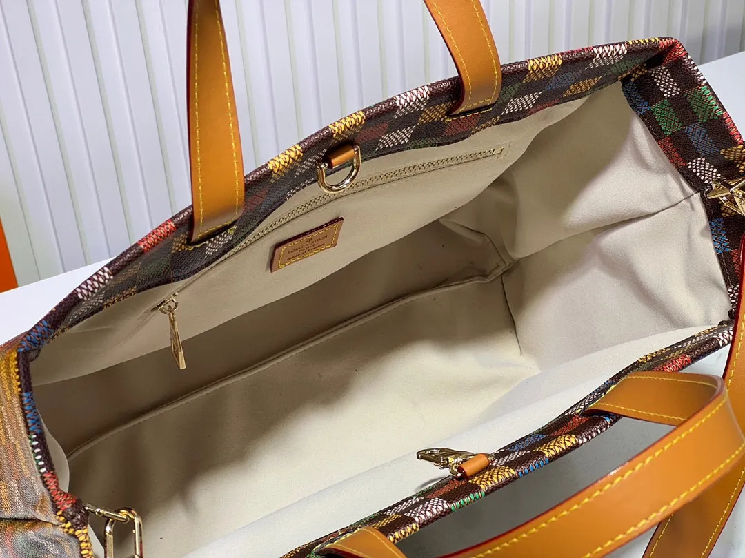 Batch 320💰Medium M24457 This medium Shopper handbag draws inspiration from Louis Vuitton shopping bags, with the words Louis Vuitton and Maison Fondée En 1854 written on soft cow leather, with a top handle and a detachable shoulder strap. Dimensions: 34x31x14cm