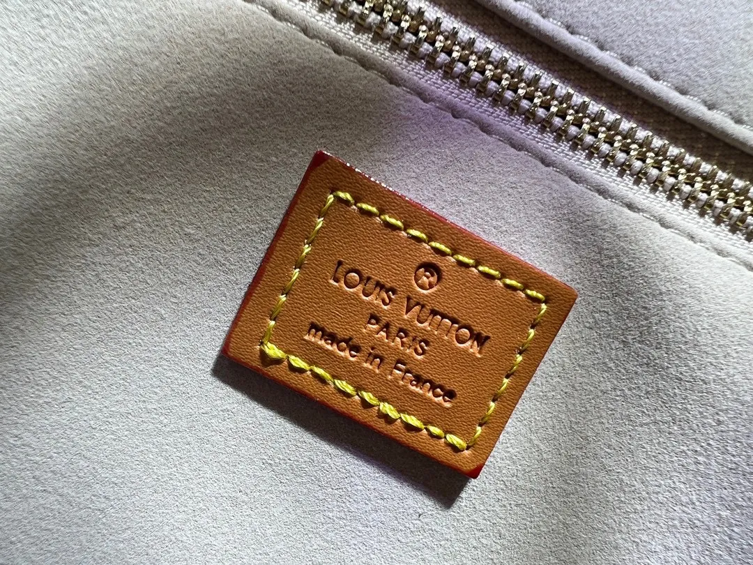Batch 320💰Medium M24457 This medium Shopper handbag draws inspiration from Louis Vuitton shopping bags, with the words Louis Vuitton and Maison Fondée En 1854 written on soft cow leather, with a top handle and a detachable shoulder strap. Dimensions: 34x31x14cm