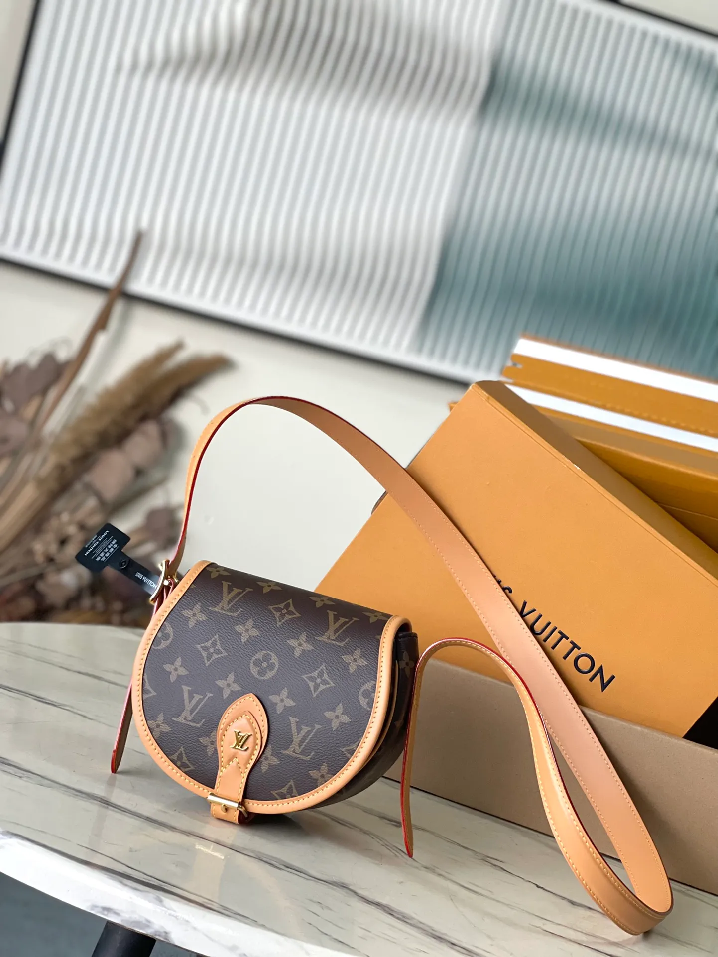 💰760 Top original order M44860 Nicolas Ghesquière reinterprets the Tambourin handbag in Monogram canvas and natural cowhide. The small, lightweight and compact configuration meets daily travel needs. Comfortable to carry on the shoulder or crossbody. Dimensions: 18.0 x 15.0 x 8.0 cm