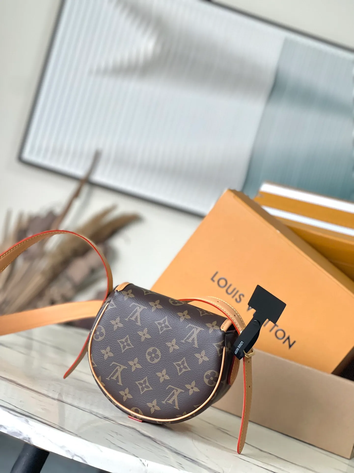 💰760 Top original order M44860 Nicolas Ghesquière reinterprets the Tambourin handbag in Monogram canvas and natural cowhide. The small, lightweight and compact configuration meets daily travel needs. Comfortable to carry on the shoulder or crossbody. Dimensions: 18.0 x 15.0 x 8.0 cm