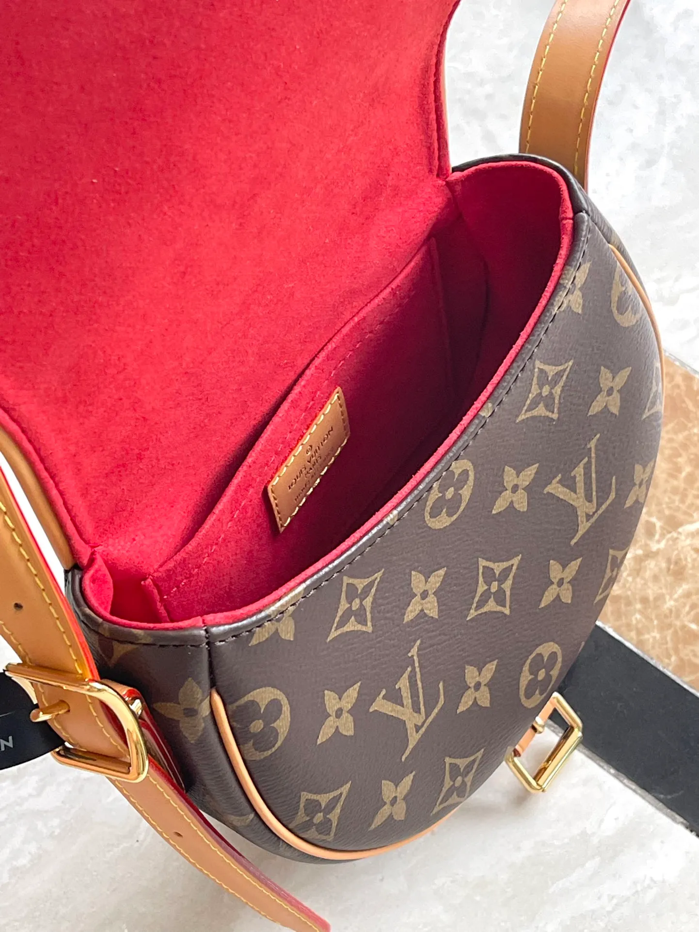 💰760 Top original order M44860 Nicolas Ghesquière reinterprets the Tambourin handbag in Monogram canvas and natural cowhide. The small, lightweight and compact configuration meets daily travel needs. Comfortable to carry on the shoulder or crossbody. Dimensions: 18.0 x 15.0 x 8.0 cm