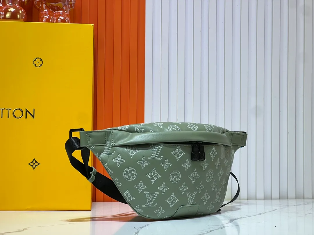 Batch 240💰Upgraded from the original M46108 M46035 M46036 M45729, the new version of this Discovery waist bag is made of Monogram Eclipse canvas, combining casual fashion and modern functionality. The shape is ergonomic and equipped with an adjustable strap, which can be worn around the waist, carried on the shoulder or hung casually on the chest. Zippered pockets on the front and back provide easy access to your phone, cards and keys. Dimensions: 44 x 15 x 9 xerox