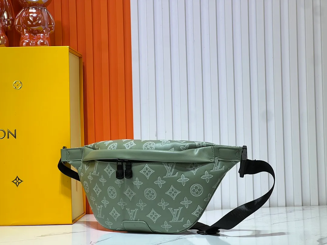 Batch 240💰Upgraded from the original M46108 M46035 M46036 M45729, the new version of this Discovery waist bag is made of Monogram Eclipse canvas, combining casual fashion and modern functionality. The shape is ergonomic and equipped with an adjustable strap, which can be worn around the waist, carried on the shoulder or hung casually on the chest. Zippered pockets on the front and back provide easy access to your phone, cards and keys. Dimensions: 44 x 15 x 9 xerox