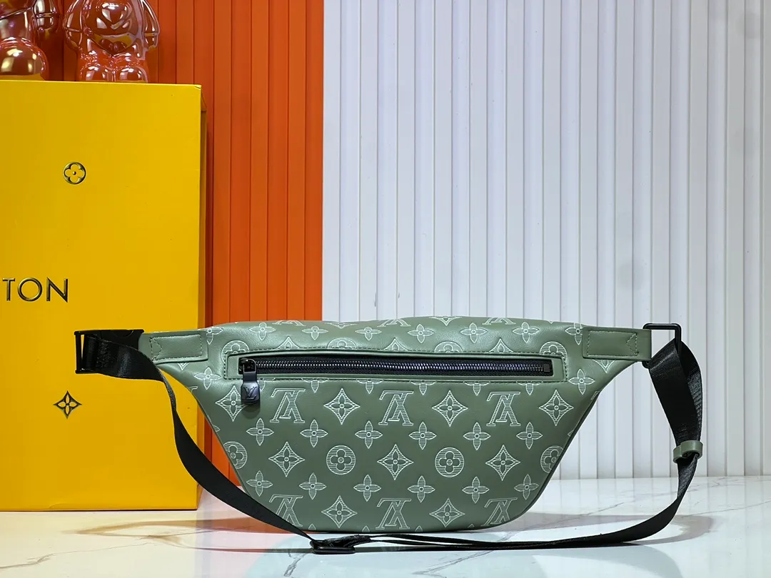 Batch 240💰Upgraded from the original M46108 M46035 M46036 M45729, the new version of this Discovery waist bag is made of Monogram Eclipse canvas, combining casual fashion and modern functionality. The shape is ergonomic and equipped with an adjustable strap, which can be worn around the waist, carried on the shoulder or hung casually on the chest. Zippered pockets on the front and back provide easy access to your phone, cards and keys. Dimensions: 44 x 15 x 9 xerox