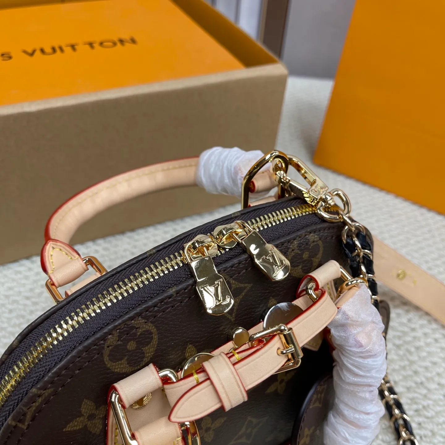 [Upgraded version] P720¥ New counter model · High quality · Comes with gift box 🎁 Packaging · Comes with super cute accessories · Detachable. Model number M14933. ALMA BB handbag originated from the Alma handbag in 1934. Over time, it gradually evolved from a square-cornered travel bag to the representative of today's elegant women's handbags in shape. This mini bag made of Monogram canvas can easily hold keys, wallet, mobile phone, lipstick and other items. The Alma BB bag comes with a shoulder strap for lightweight cross-body carry. size 21*16*8