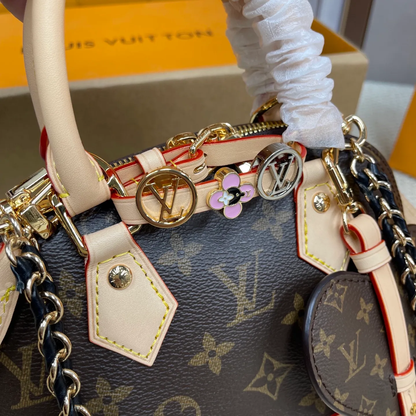 [Upgraded version] P720¥ New counter model · High quality · Comes with gift box 🎁 Packaging · Comes with super cute accessories · Detachable. Model number M14933. ALMA BB handbag originated from the Alma handbag in 1934. Over time, it gradually evolved from a square-cornered travel bag to the representative of today's elegant women's handbags in shape. This mini bag made of Monogram canvas can easily hold keys, wallet, mobile phone, lipstick and other items. The Alma BB bag comes with a shoulder strap for lightweight cross-body carry. size 21*16*8