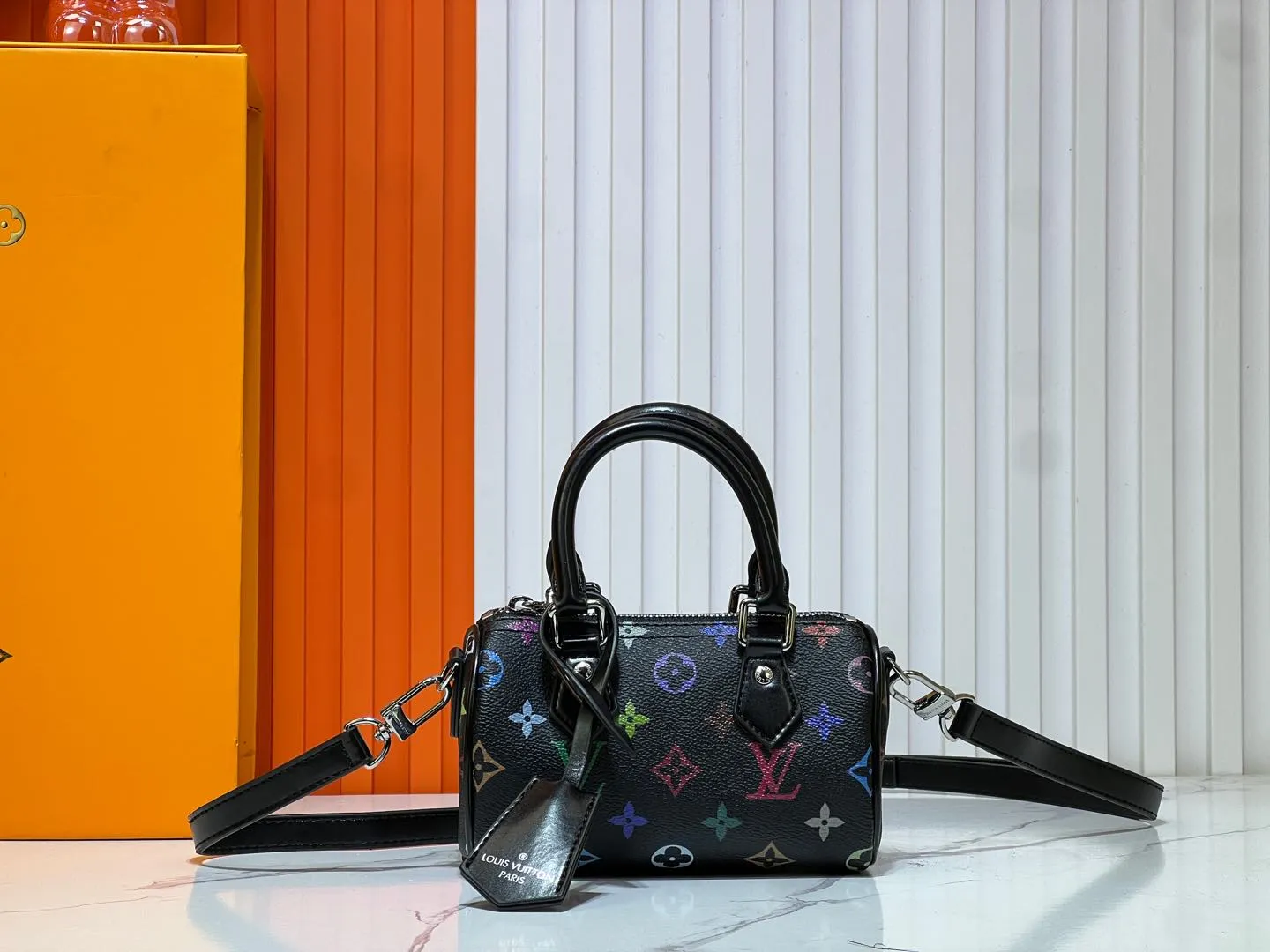 Batch 200💰Upgraded original M13391 M13406 M81085 lv Murakami Takashi co-branded NANOSPEEDY black and white handbags. This Nano Speedy handbag combines Monogram canvas and cow leather trim printing, with 33 colorful colors to interpret the white tricolor and black tricolor. The twelve pieces are popular around the world and are loved by celebrities and celebrities. Dimensions: 16x10x7.5cm