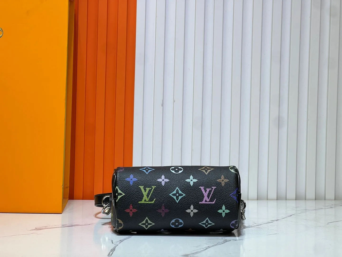 Batch 200💰Upgraded original M13391 M13406 M81085 lv Murakami Takashi co-branded NANOSPEEDY black and white handbags. This Nano Speedy handbag combines Monogram canvas and cow leather trim printing, with 33 colorful colors to interpret the white tricolor and black tricolor. The twelve pieces are popular around the world and are loved by celebrities and celebrities. Dimensions: 16x10x7.5cm
