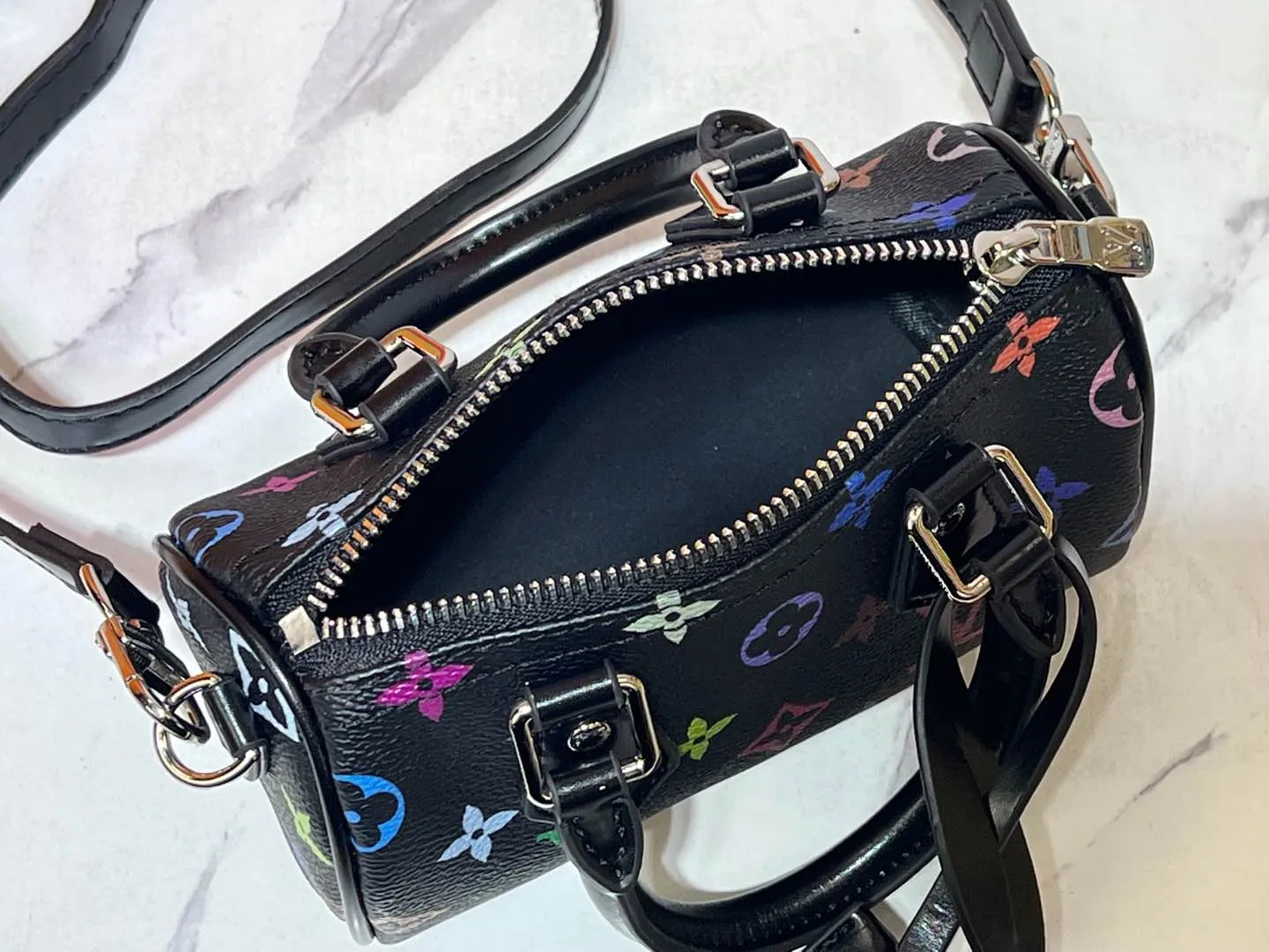 Batch 200💰Upgraded original M13391 M13406 M81085 lv Murakami Takashi co-branded NANOSPEEDY black and white handbags. This Nano Speedy handbag combines Monogram canvas and cow leather trim printing, with 33 colorful colors to interpret the white tricolor and black tricolor. The twelve pieces are popular around the world and are loved by celebrities and celebrities. Dimensions: 16x10x7.5cm