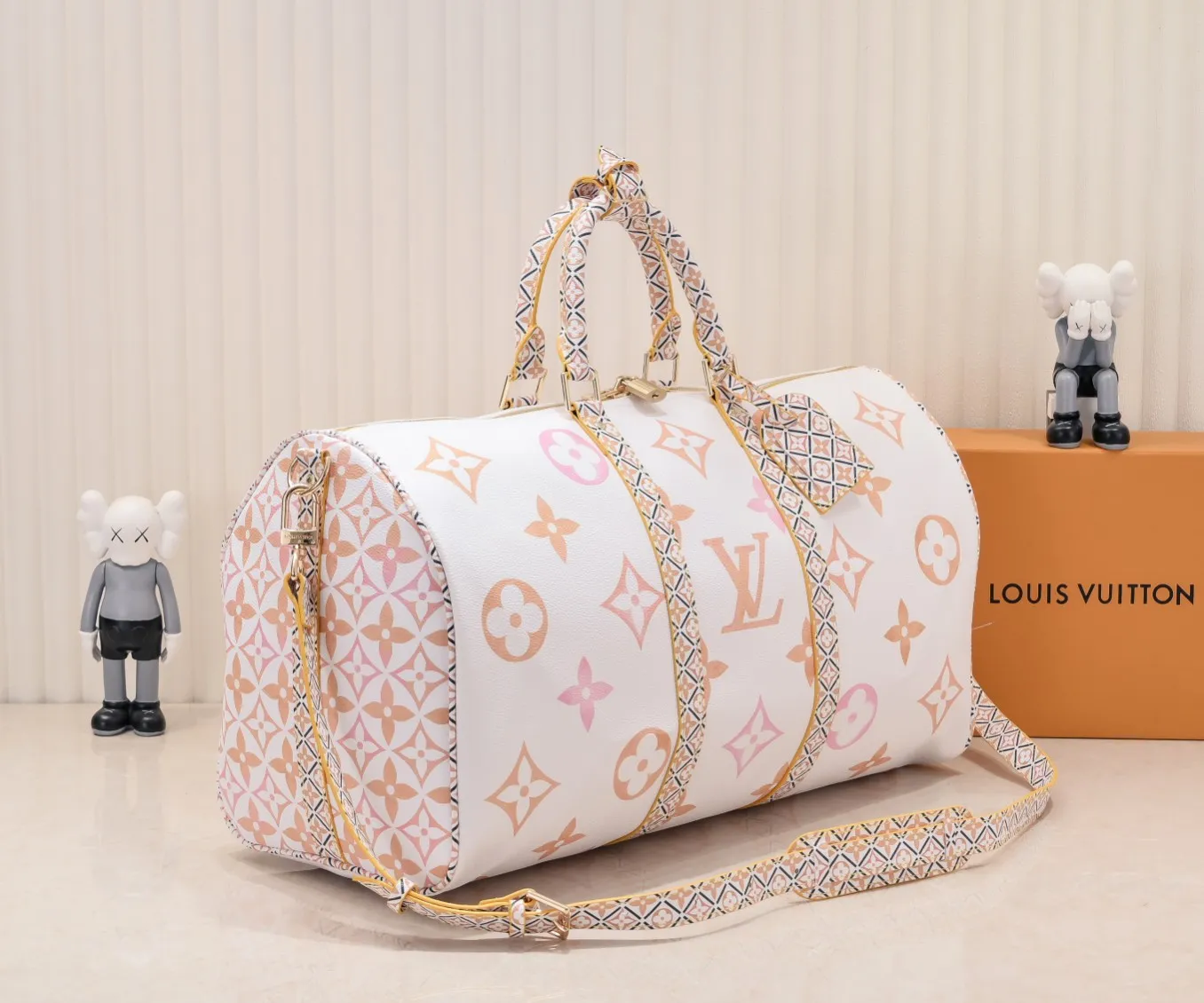 P440 M41416 10916 10254 41416 keepall is a classic in the Louis Vuitton travel bag series. This large keepall is made of monogram canvas, with a detachable leather shoulder strap and a detachable leather ID holder. Dimensions: 50.0 x 29.0 x 23.0 cm
