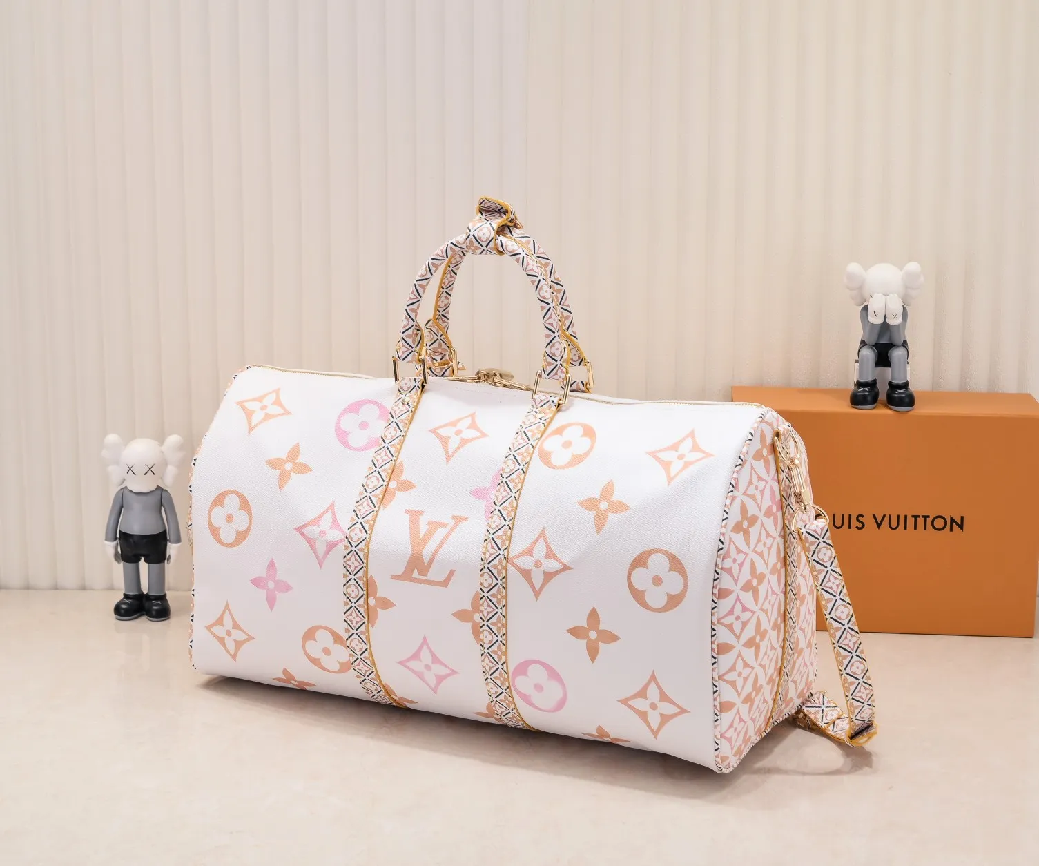 P440 M41416 10916 10254 41416 keepall is a classic in the Louis Vuitton travel bag series. This large keepall is made of monogram canvas, with a detachable leather shoulder strap and a detachable leather ID holder. Dimensions: 50.0 x 29.0 x 23.0 cm