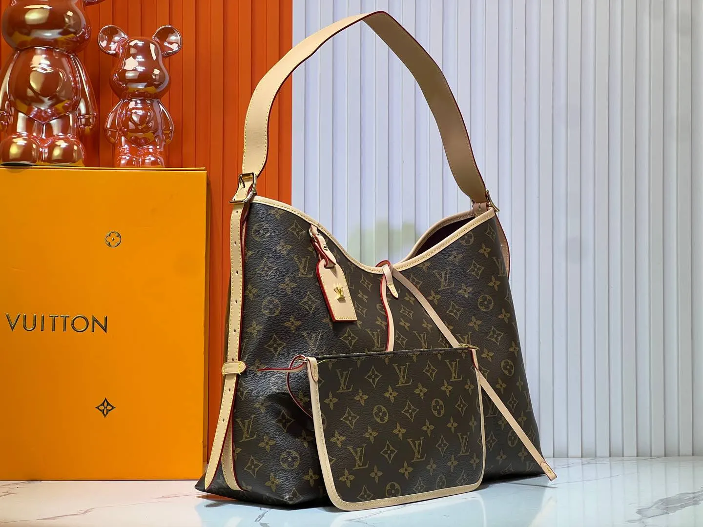 Batch 300💰M46197 Double-sided color-changing leather Louis Vuitton launches a new CarryAll medium handbag, with Monogram canvas and leather trimming to create a body-fitting design. There's a zipped pocket inside the ample space, and a detachable zipped clutch adds a functional element, with a buckle-adjustable handle. Dimensions: 39 x 30 x 15 cm (length x height x width)