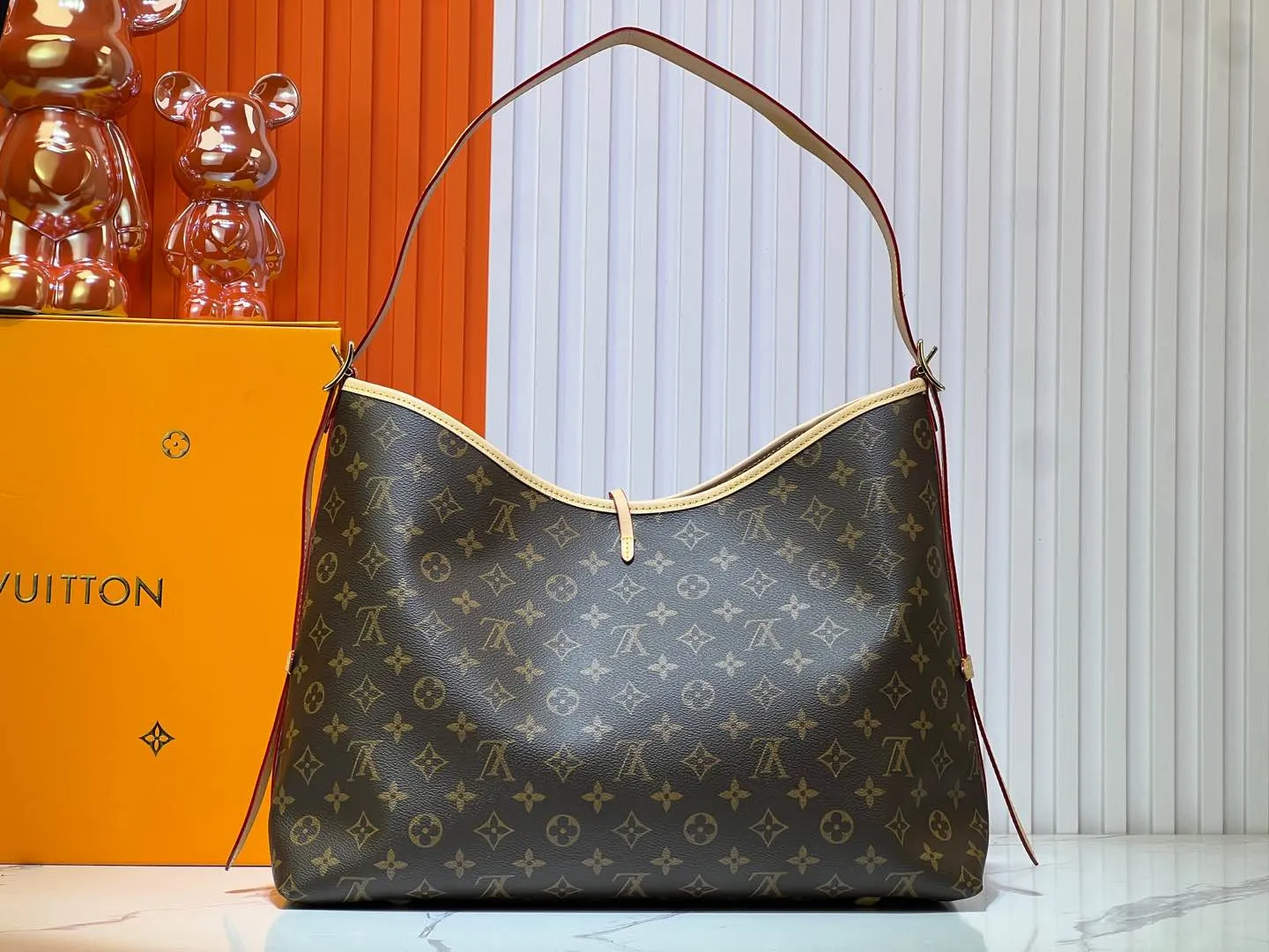Batch 300💰M46197 Double-sided color-changing leather Louis Vuitton launches a new CarryAll medium handbag, with Monogram canvas and leather trimming to create a body-fitting design. There's a zipped pocket inside the ample space, and a detachable zipped clutch adds a functional element, with a buckle-adjustable handle. Dimensions: 39 x 30 x 15 cm (length x height x width)