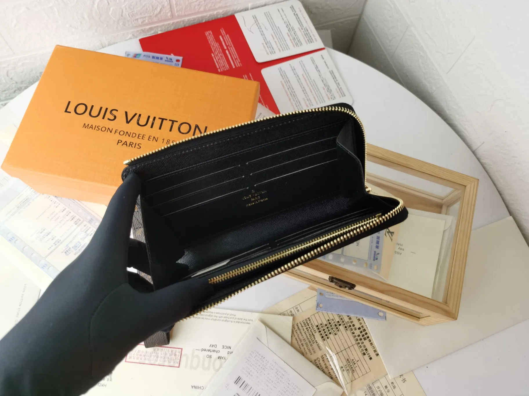 P160💰Top original version💎【Real shot with home background】Zippy Dragonne zipper wallet M69037# Pays tribute to Louis Vuitton's tradition of traveling and making suitcases. The wallet is decorated with travel-style patches and the Louis Vuitton logo. With its compact interior and simple design, this wallet is ideal for everyday use. 19.0x11.0x3.5cm